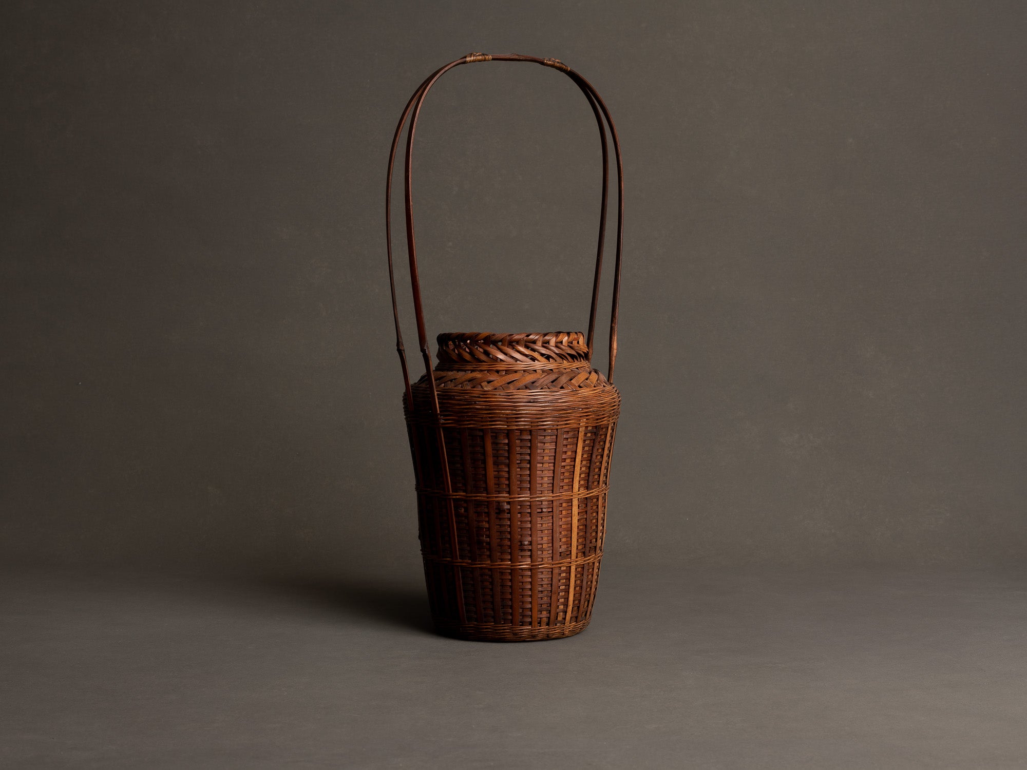 Hanakago, haut panier à anse en bambou pour l'ikebana, Japon (Début ère Shōwa)..Huge signed Hanakago Ikebana bamboo basket with handle, Japan (Early Shōwa era)