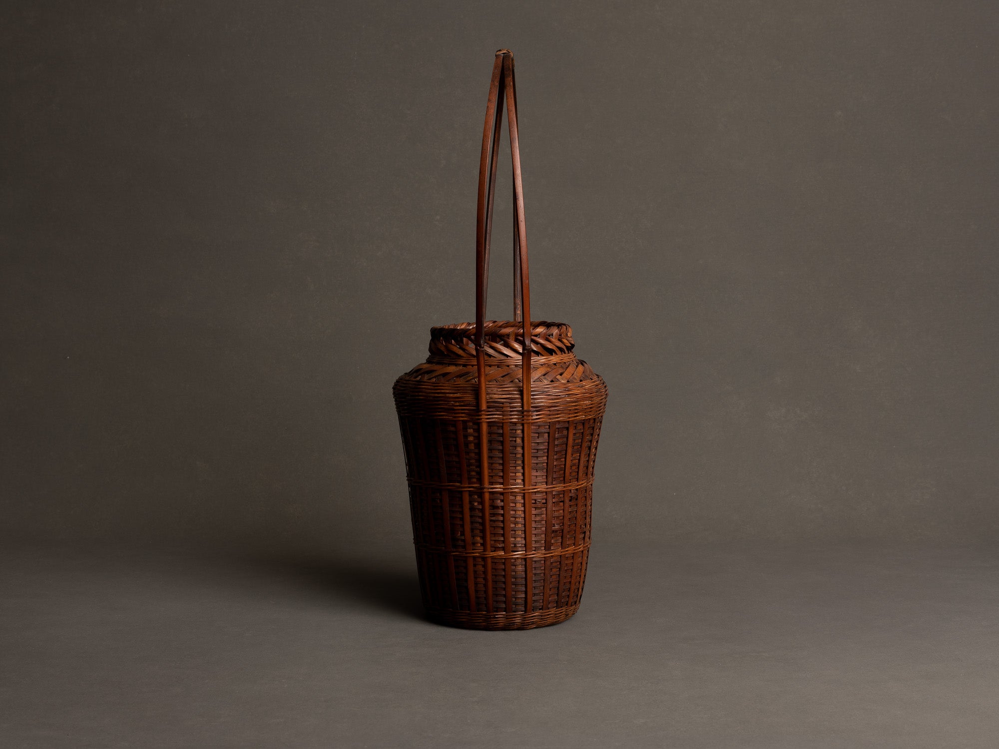 Hanakago, haut panier à anse en bambou pour l'ikebana, Japon (Début ère Shōwa)..Huge signed Hanakago Ikebana bamboo basket with handle, Japan (Early Shōwa era)