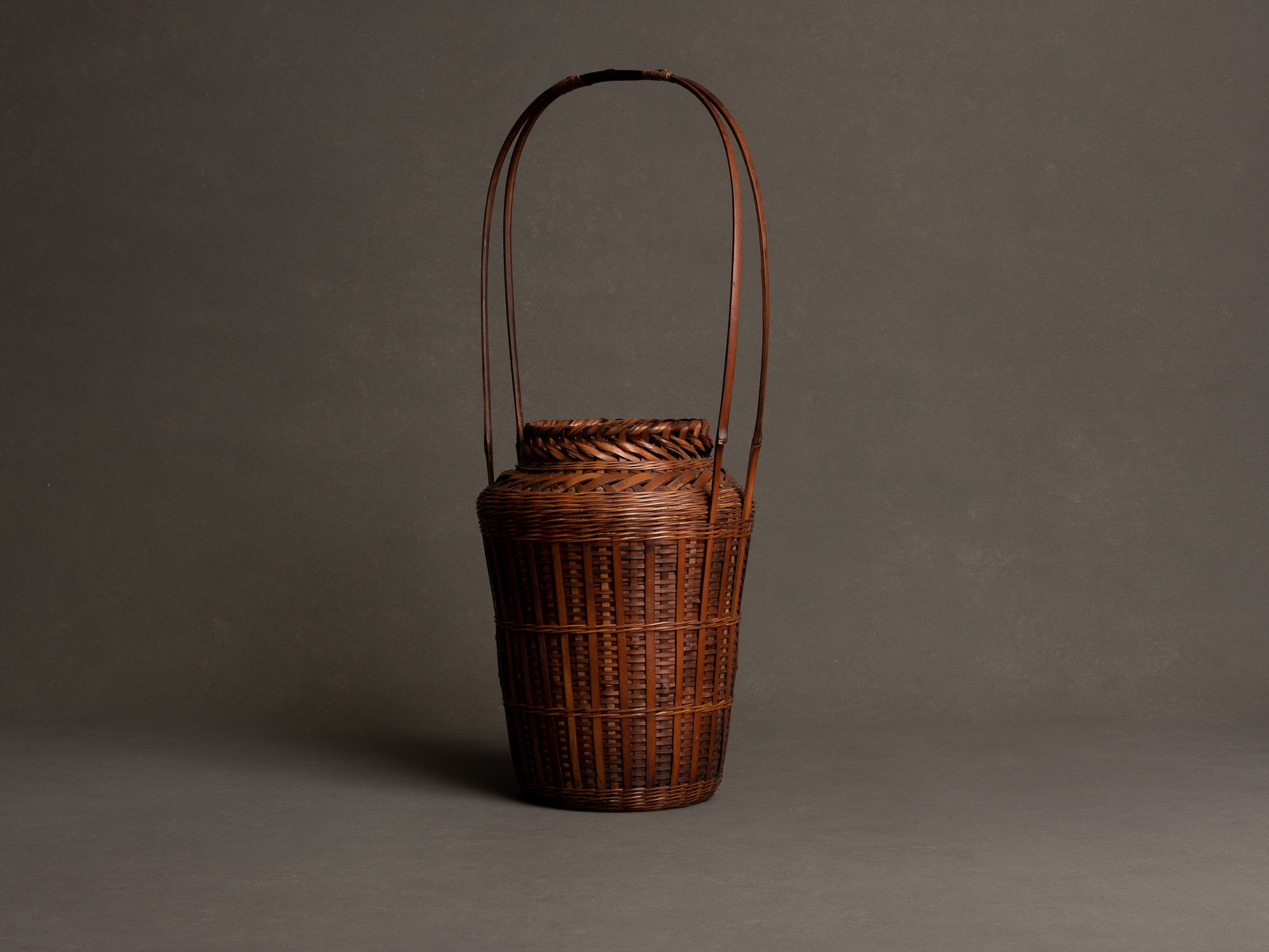 Hanakago, haut panier à anse en bambou pour l'ikebana, Japon (Début ère Shōwa)..Huge signed Hanakago Ikebana bamboo basket with handle, Japan (Early Shōwa era)