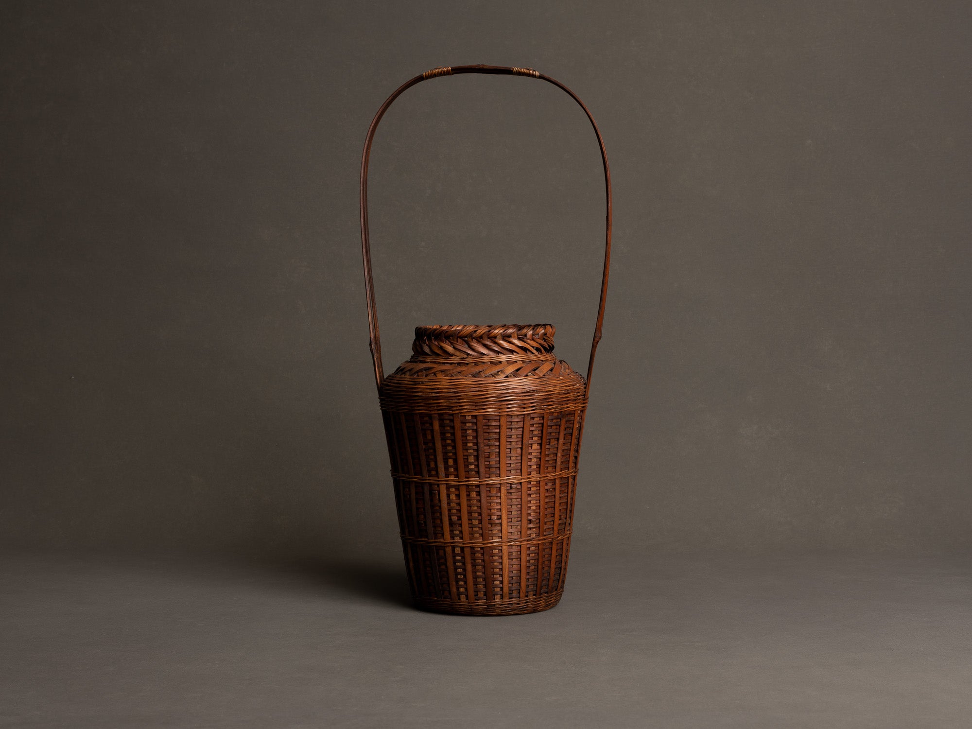 Hanakago, haut panier à anse en bambou pour l'ikebana, Japon (Début ère Shōwa)..Huge signed Hanakago Ikebana bamboo basket with handle, Japan (Early Shōwa era)