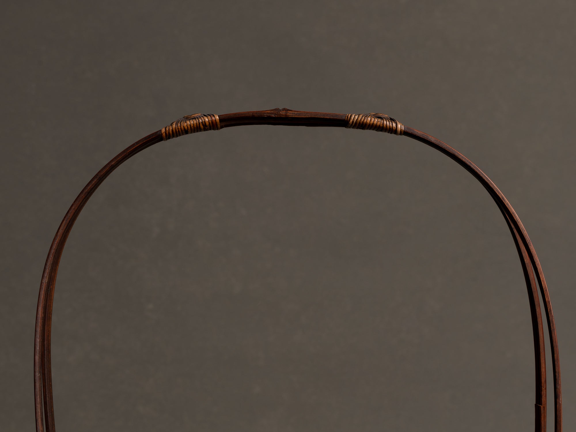 Hanakago, haut panier à anse en bambou pour l'ikebana, Japon (Début ère Shōwa)..Huge signed Hanakago Ikebana bamboo basket with handle, Japan (Early Shōwa era)