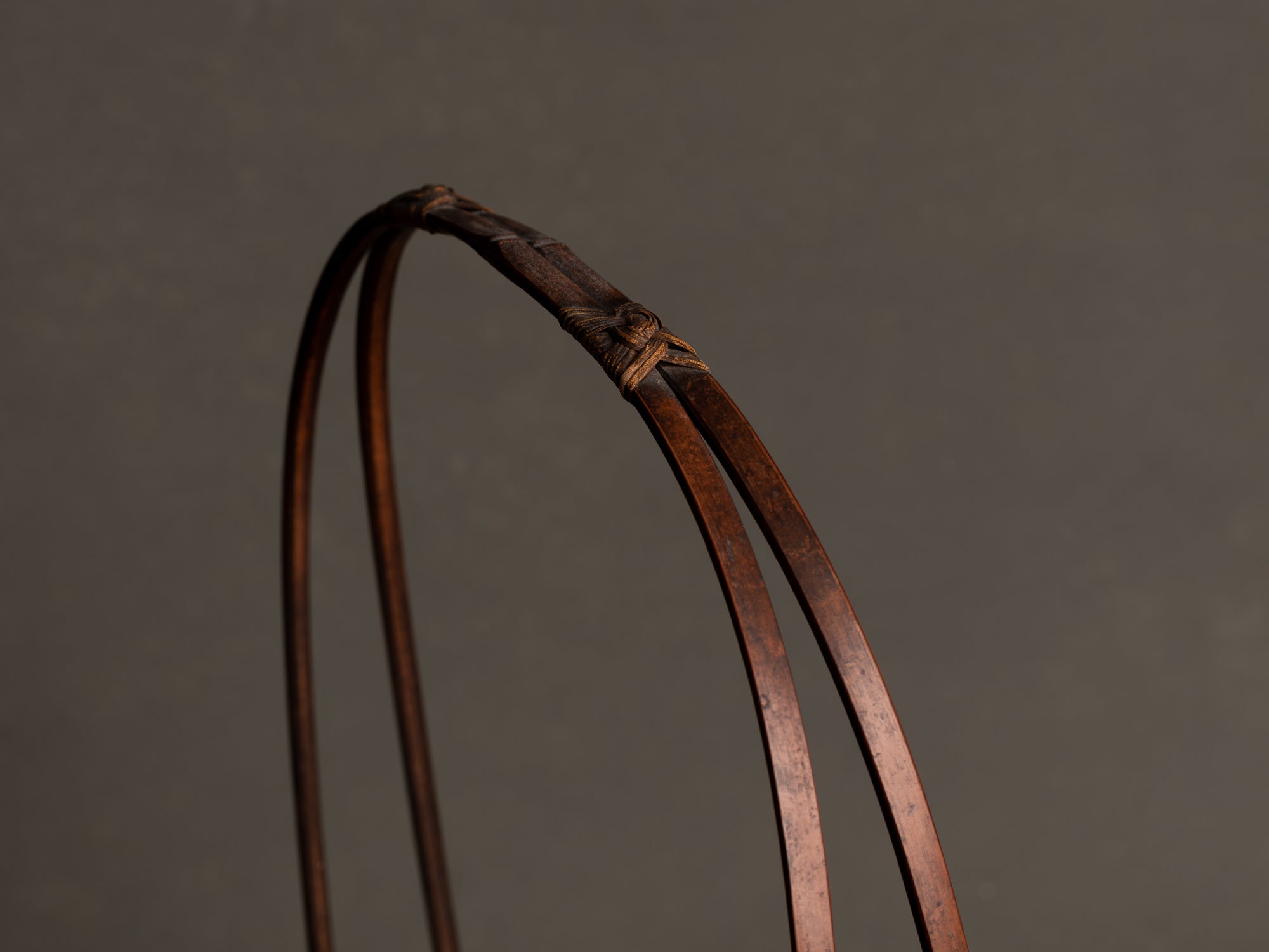 Hanakago, haut panier à anse en bambou pour l'ikebana, Japon (Début ère Shōwa)..Huge signed Hanakago Ikebana bamboo basket with handle, Japan (Early Shōwa era)