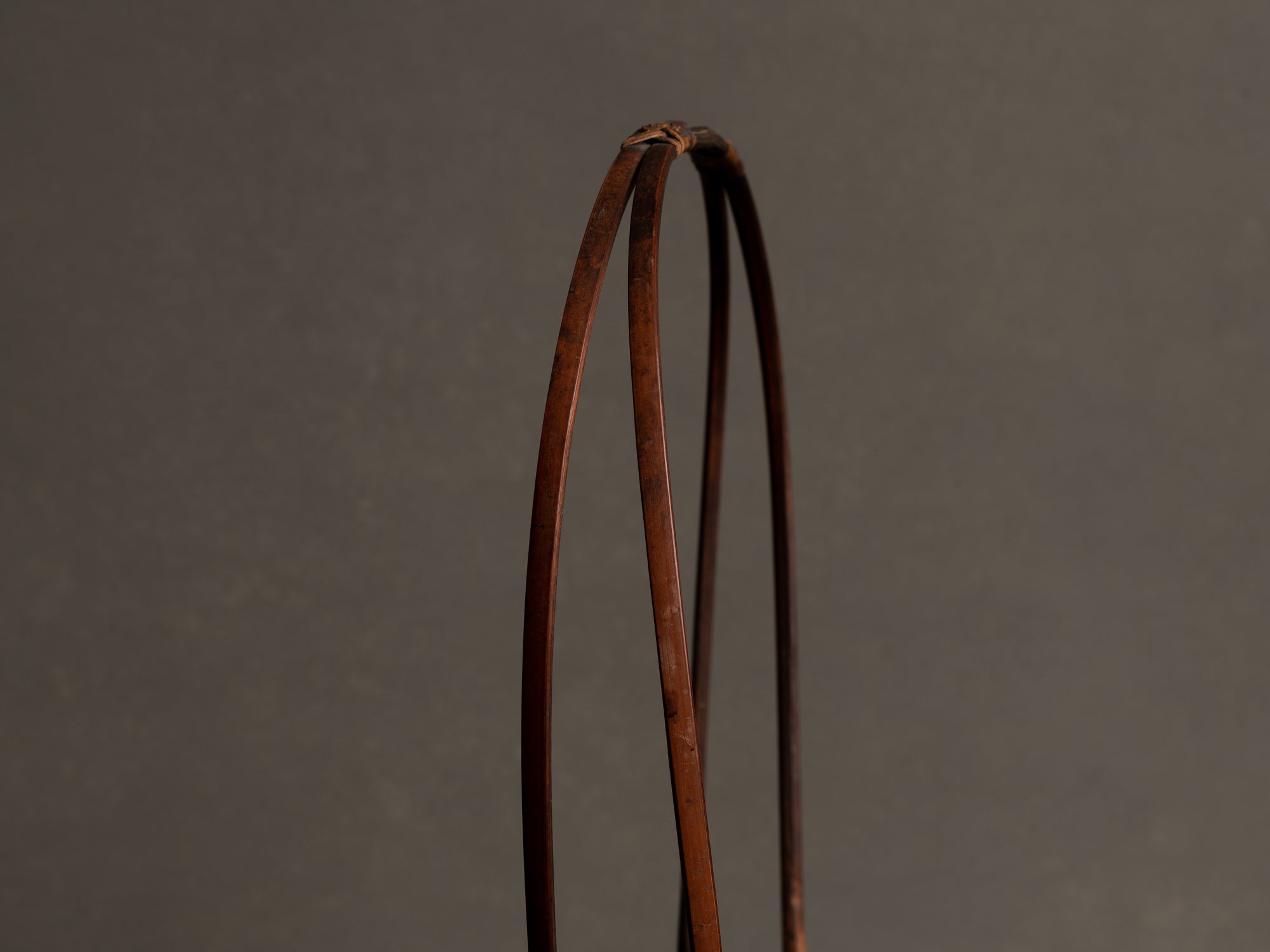 Hanakago, haut panier à anse en bambou pour l'ikebana, Japon (Début ère Shōwa)..Huge signed Hanakago Ikebana bamboo basket with handle, Japan (Early Shōwa era)