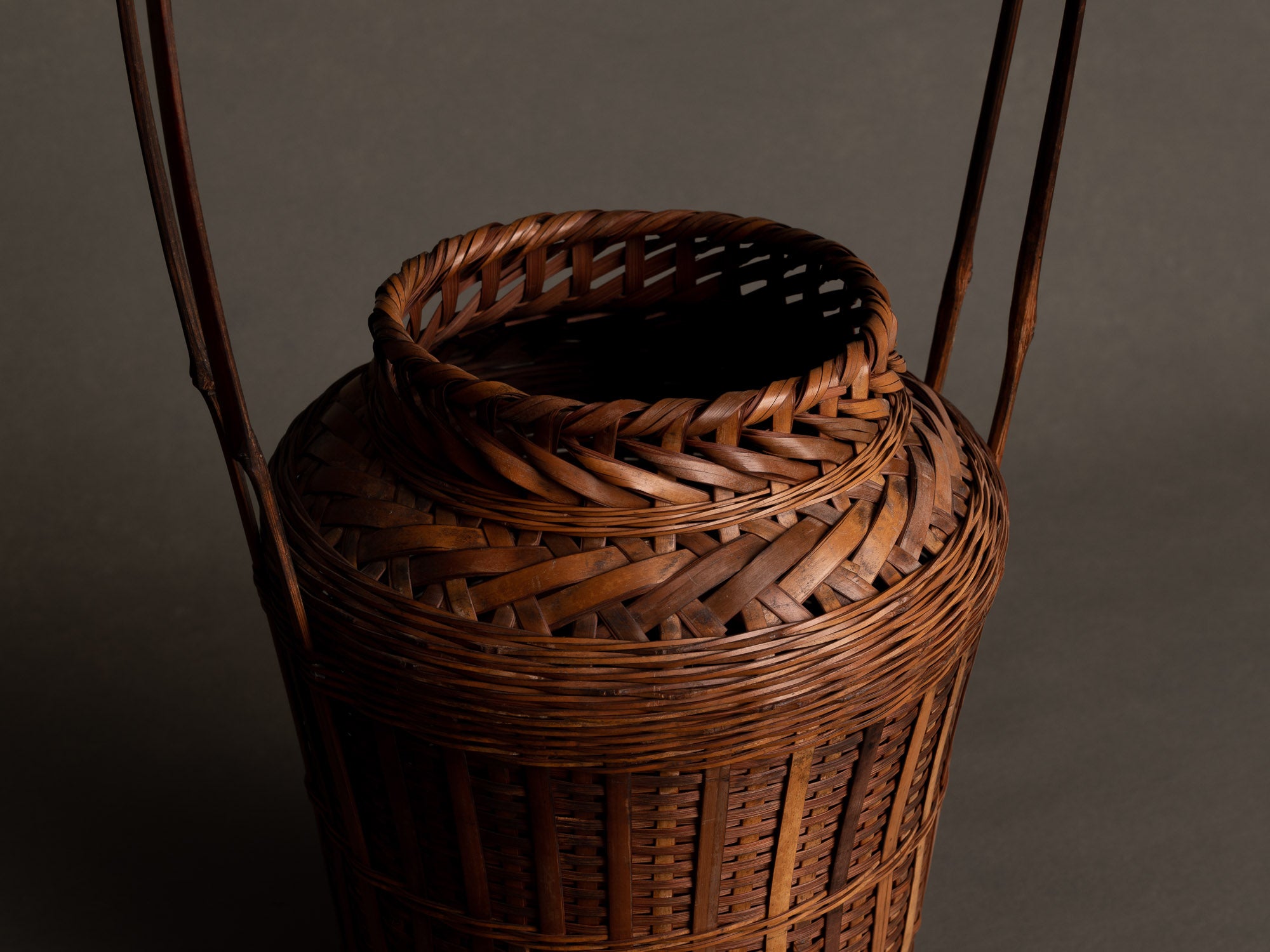 Hanakago, haut panier à anse en bambou pour l'ikebana, Japon (Début ère Shōwa)..Huge signed Hanakago Ikebana bamboo basket with handle, Japan (Early Shōwa era)