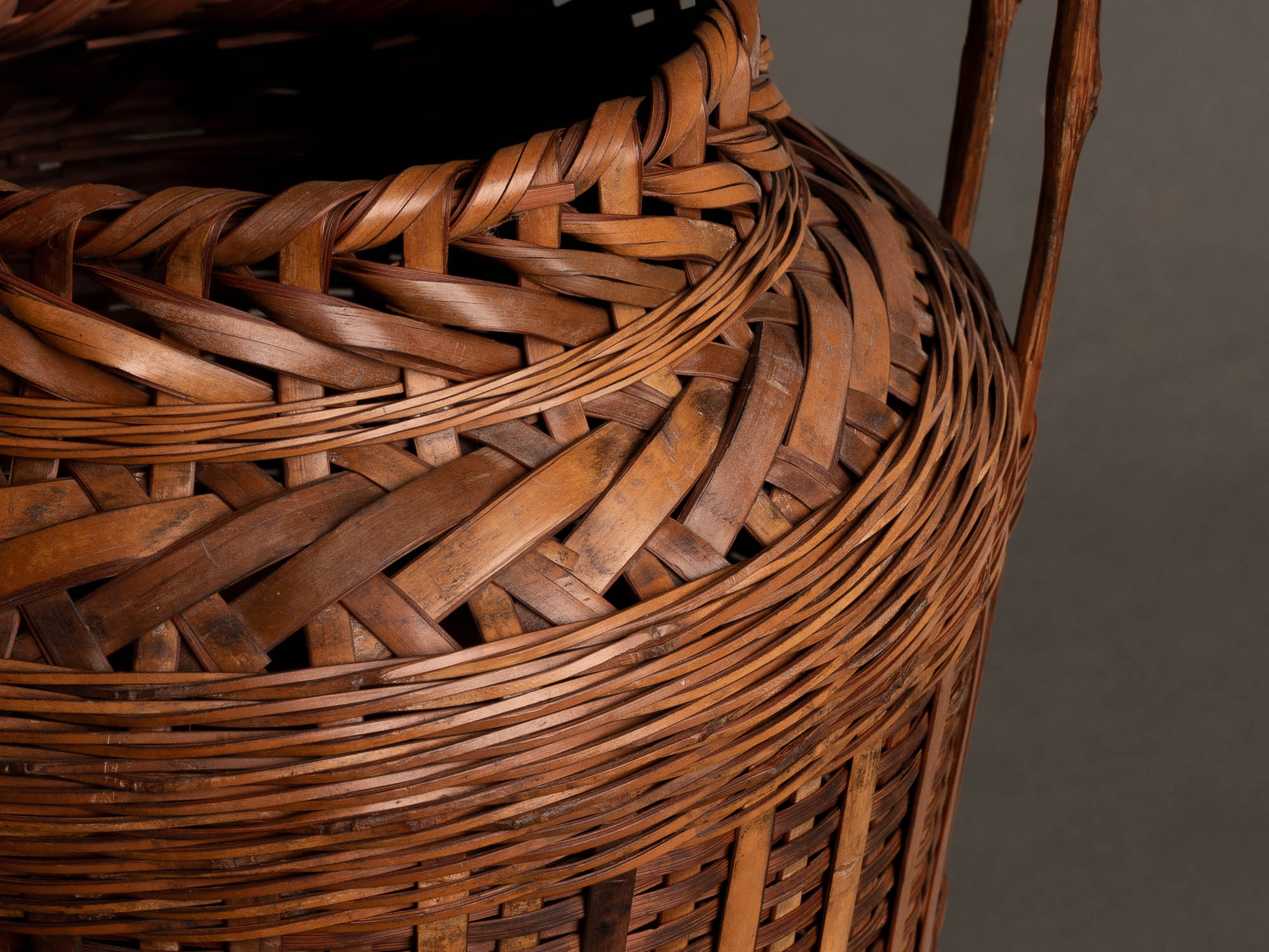Hanakago, haut panier à anse en bambou pour l'ikebana, Japon (Début ère Shōwa)..Huge signed Hanakago Ikebana bamboo basket with handle, Japan (Early Shōwa era)