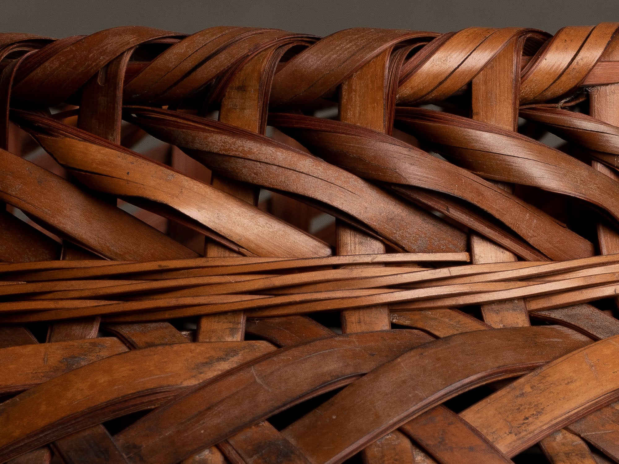 Hanakago, haut panier à anse en bambou pour l'ikebana, Japon (Début ère Shōwa)..Huge signed Hanakago Ikebana bamboo basket with handle, Japan (Early Shōwa era)