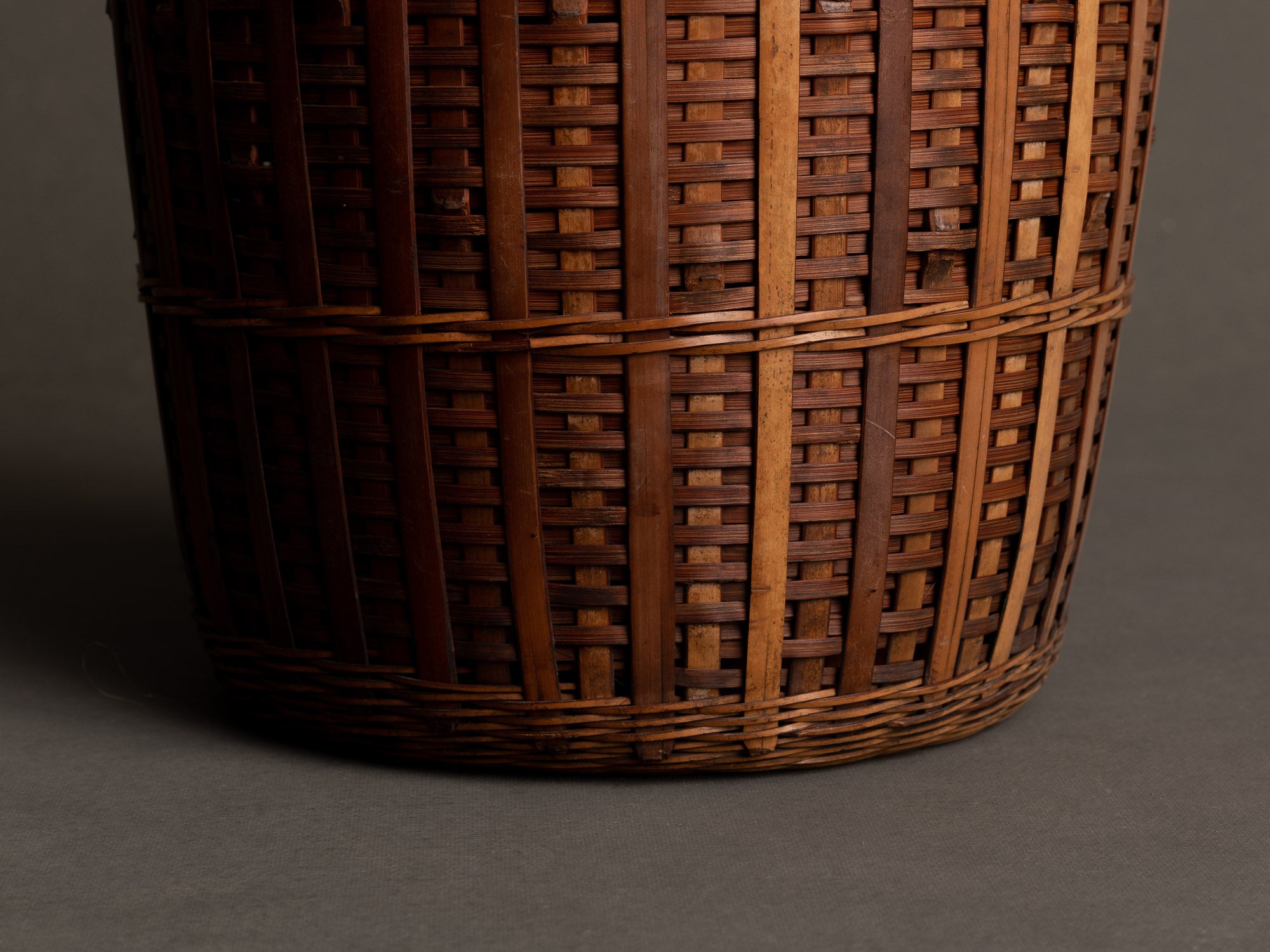Hanakago, haut panier à anse en bambou pour l'ikebana, Japon (Début ère Shōwa)..Huge signed Hanakago Ikebana bamboo basket with handle, Japan (Early Shōwa era)