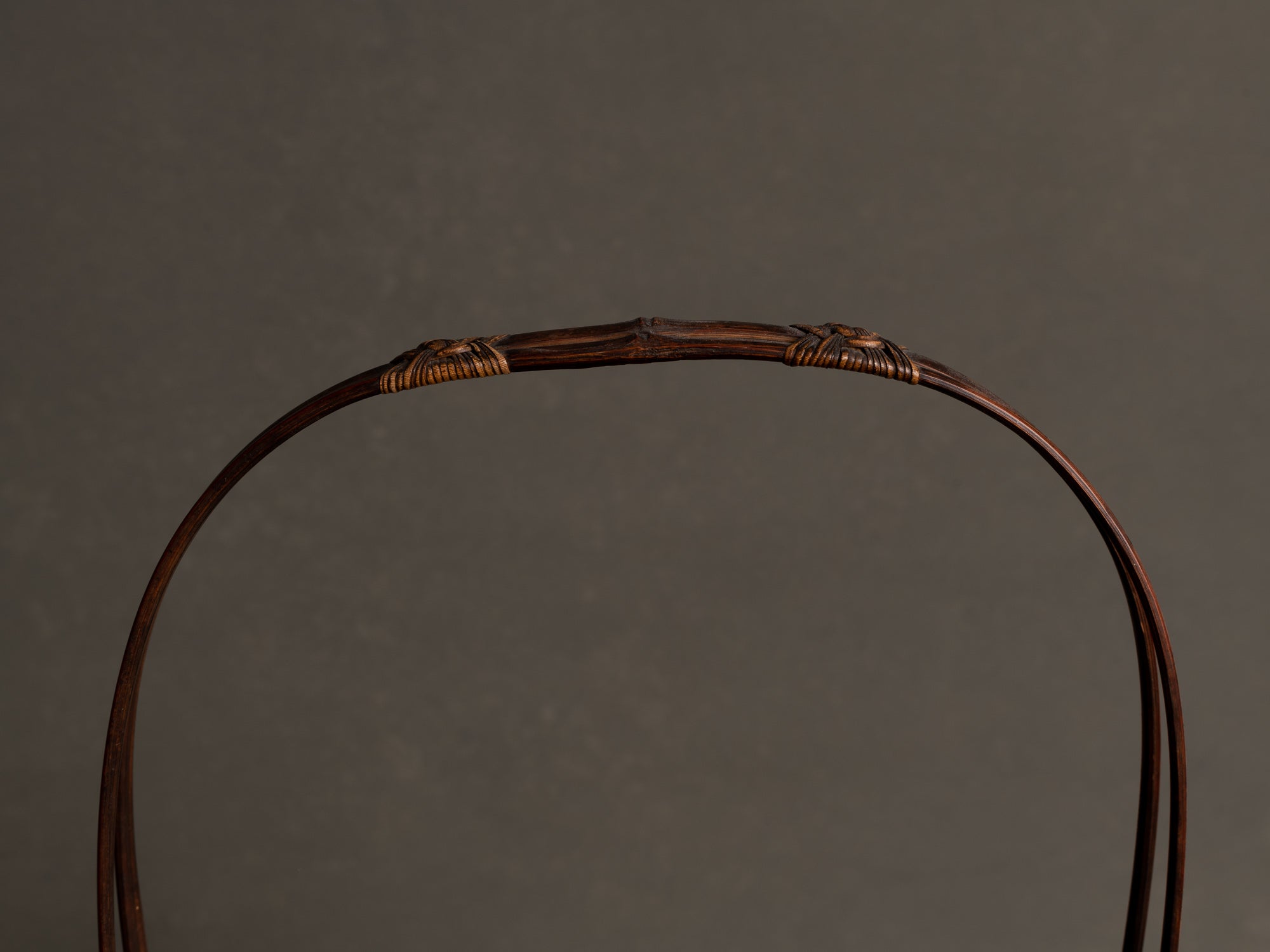 Hanakago, haut panier à anse en bambou pour l'ikebana, Japon (Début ère Shōwa)..Huge signed Hanakago Ikebana bamboo basket with handle, Japan (Early Shōwa era)