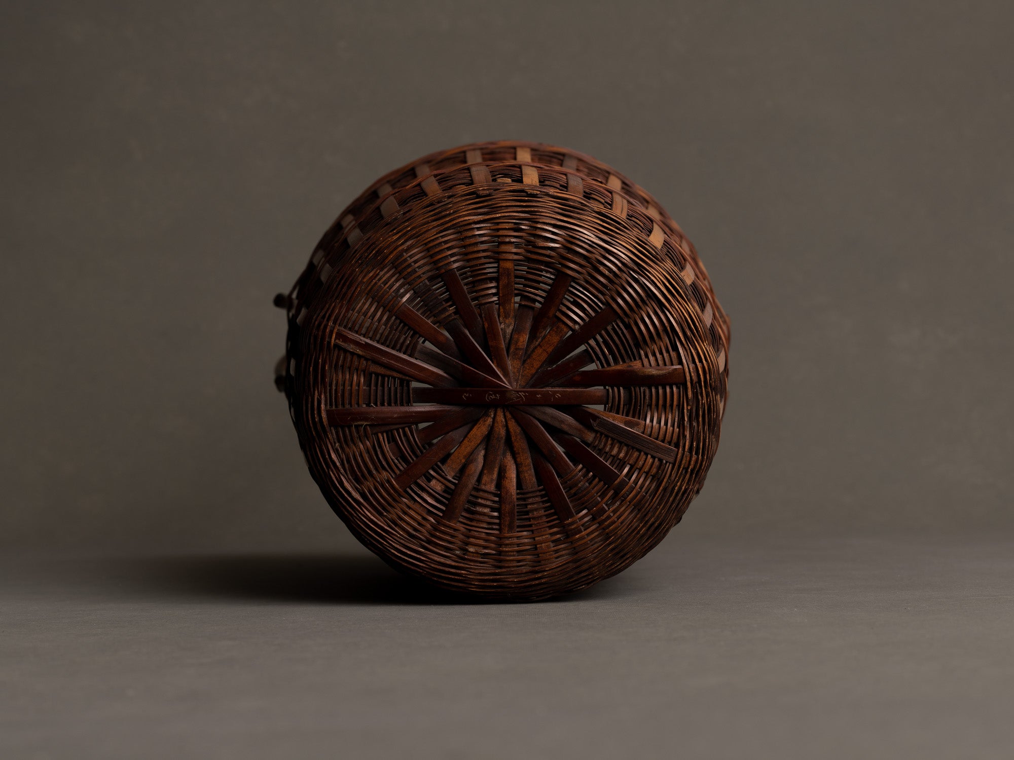 Hanakago, haut panier à anse en bambou pour l'ikebana, Japon (Début ère Shōwa)..Huge signed Hanakago Ikebana bamboo basket with handle, Japan (Early Shōwa era)