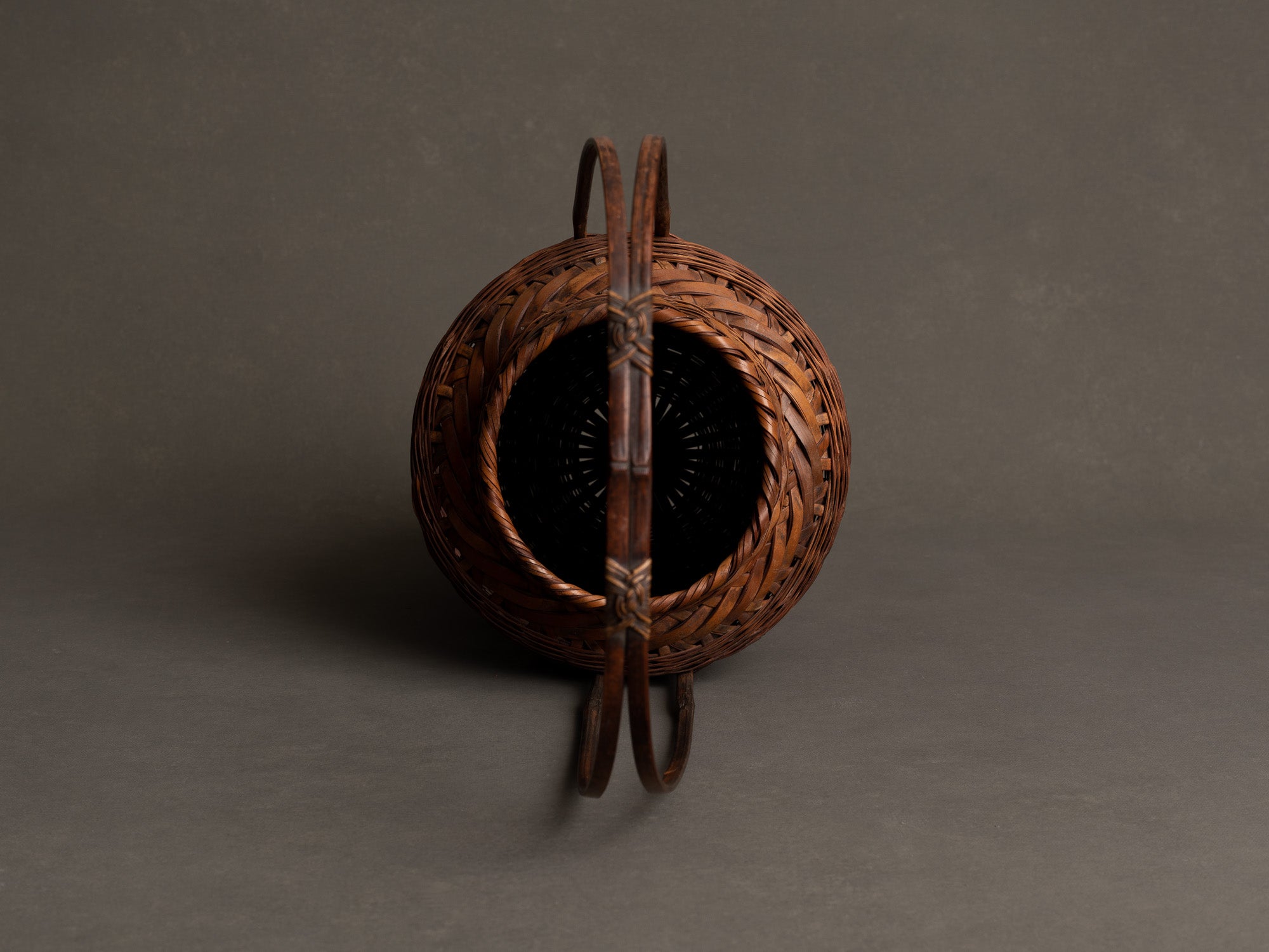 Hanakago, haut panier à anse en bambou pour l'ikebana, Japon (Début ère Shōwa)..Huge signed Hanakago Ikebana bamboo basket with handle, Japan (Early Shōwa era)