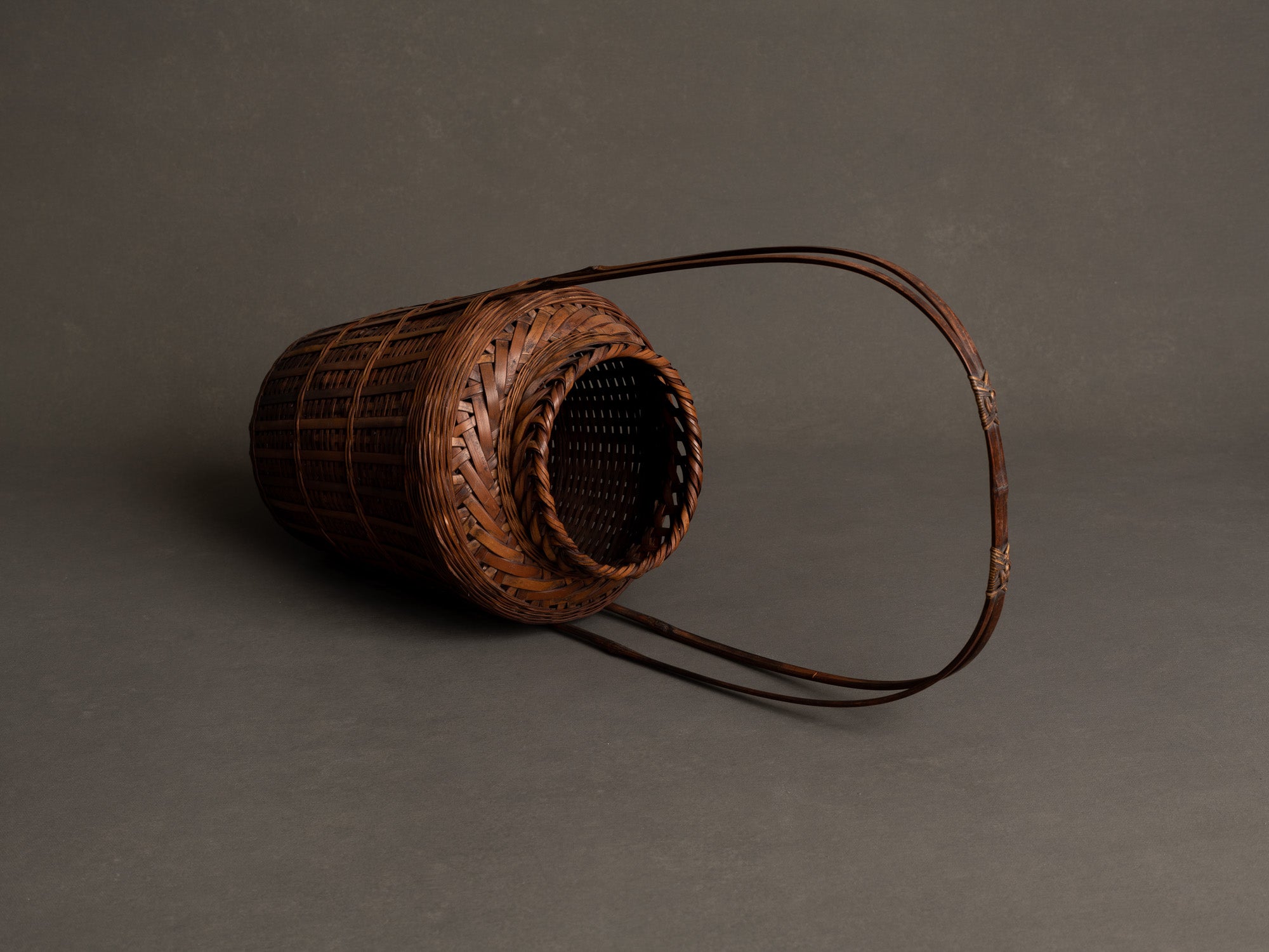 Hanakago, haut panier à anse en bambou pour l'ikebana, Japon (Début ère Shōwa)..Huge signed Hanakago Ikebana bamboo basket with handle, Japan (Early Shōwa era)