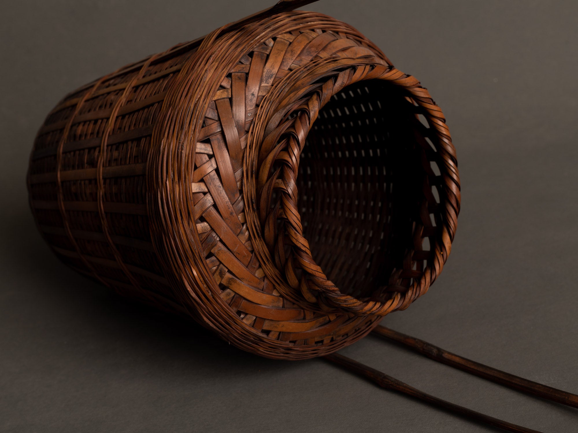 Hanakago, haut panier à anse en bambou pour l'ikebana, Japon (Début ère Shōwa)..Huge signed Hanakago Ikebana bamboo basket with handle, Japan (Early Shōwa era)