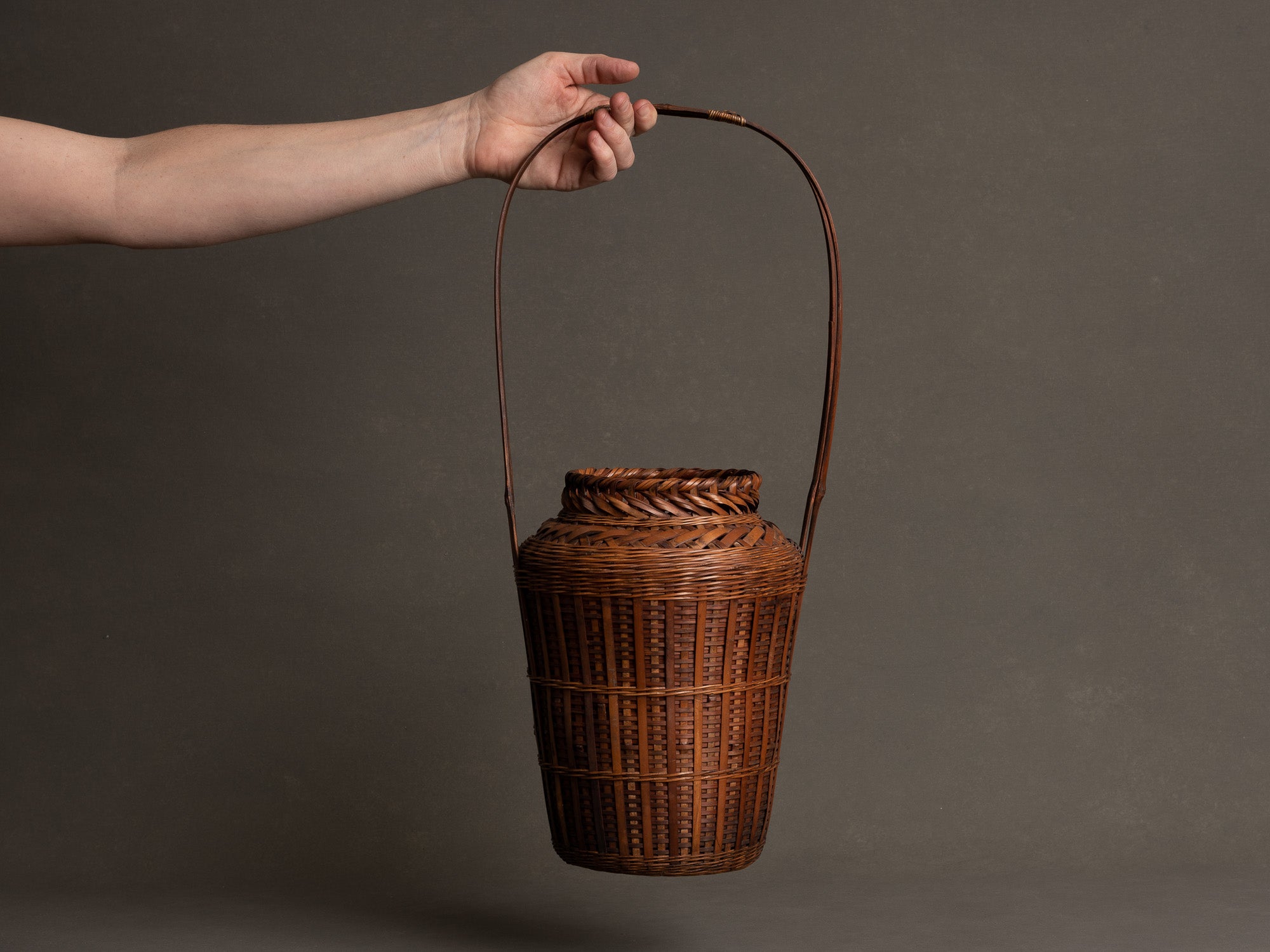 Hanakago, haut panier à anse en bambou pour l'ikebana, Japon (Début ère Shōwa)..Huge signed Hanakago Ikebana bamboo basket with handle, Japan (Early Shōwa era)