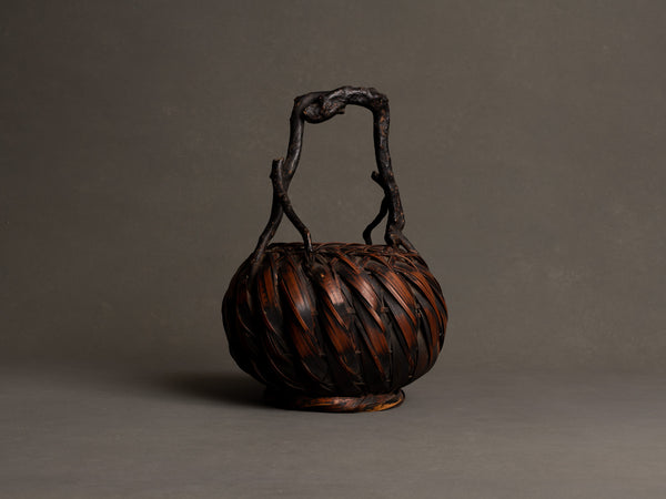 Hanakago, panier boule à anse branchée pour l'ikebana, Japon (Fin ère Meiji à début ère Shōwa)..Hanakago, Ikebana bamboo basket flower vase with wood handle, Japan (Late Meiji era to Early Shōwa era)