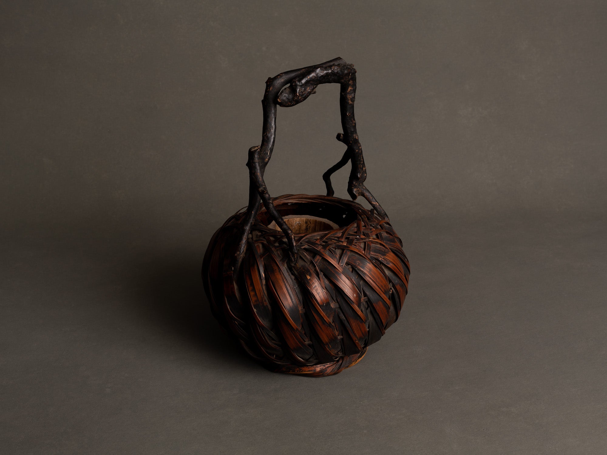 Hanakago, panier boule à anse branchée pour l'ikebana, Japon (Fin ère Meiji à début ère Shōwa)..Hanakago, Ikebana bamboo basket flower vase with wood handle, Japan (Late Meiji era to Early Shōwa era)