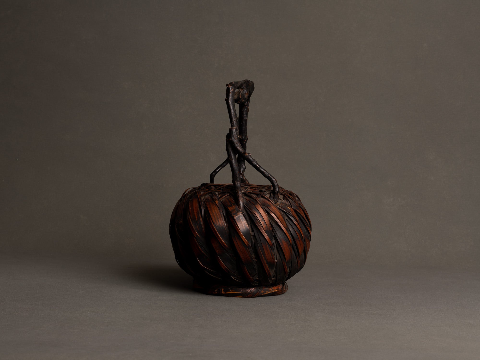 Hanakago, panier boule à anse branchée pour l'ikebana, Japon (Fin ère Meiji à début ère Shōwa)..Hanakago, Ikebana bamboo basket flower vase with wood handle, Japan (Late Meiji era to Early Shōwa era)
