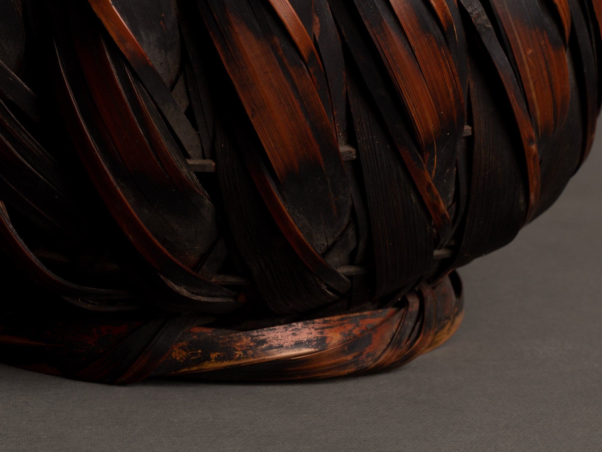 Hanakago, panier boule à anse branchée pour l'ikebana, Japon (Fin ère Meiji à début ère Shōwa)..Hanakago, Ikebana bamboo basket flower vase with wood handle, Japan (Late Meiji era to Early Shōwa era)