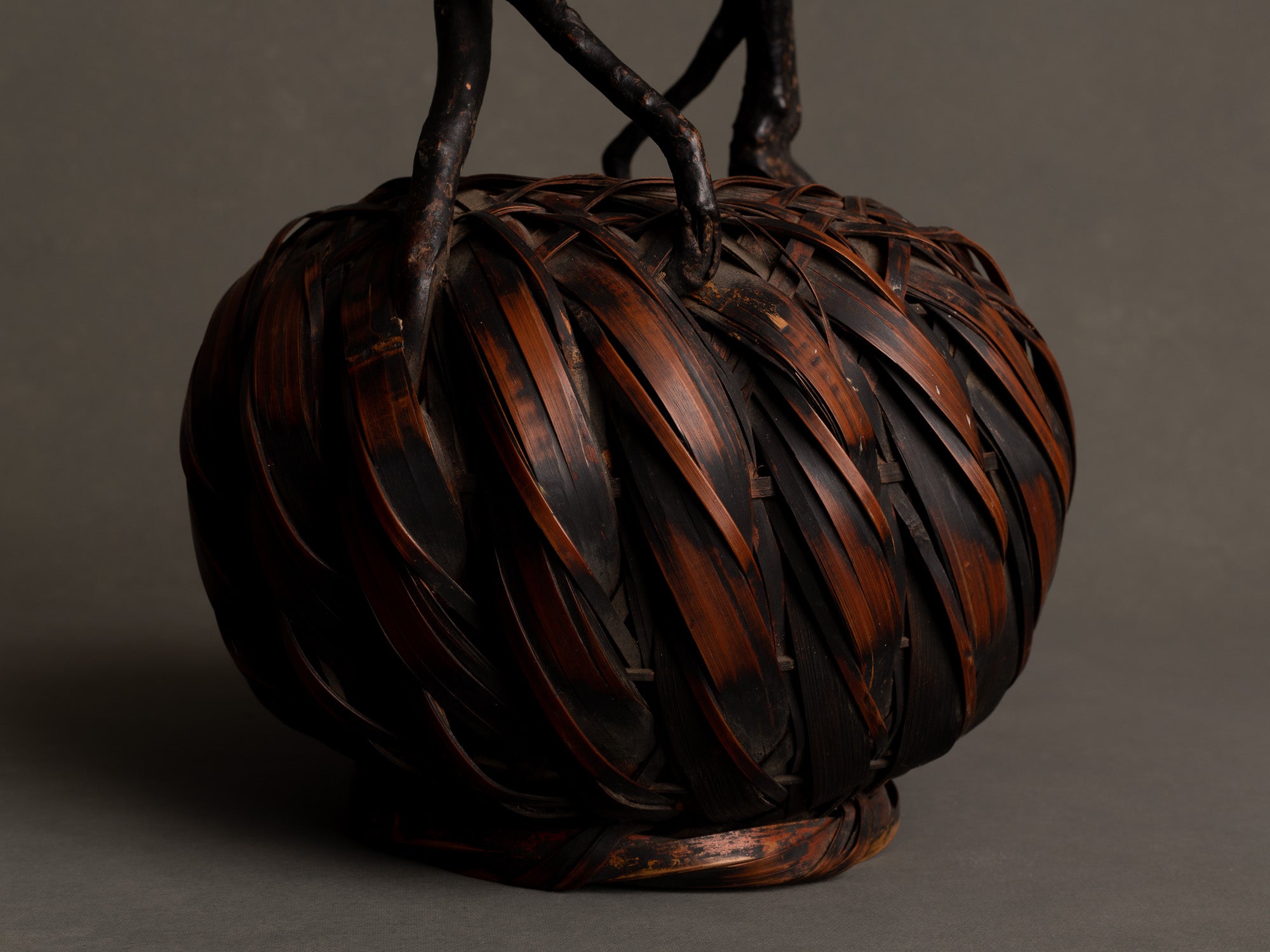 Hanakago, panier boule à anse branchée pour l'ikebana, Japon (Fin ère Meiji à début ère Shōwa)..Hanakago, Ikebana bamboo basket flower vase with wood handle, Japan (Late Meiji era to Early Shōwa era)
