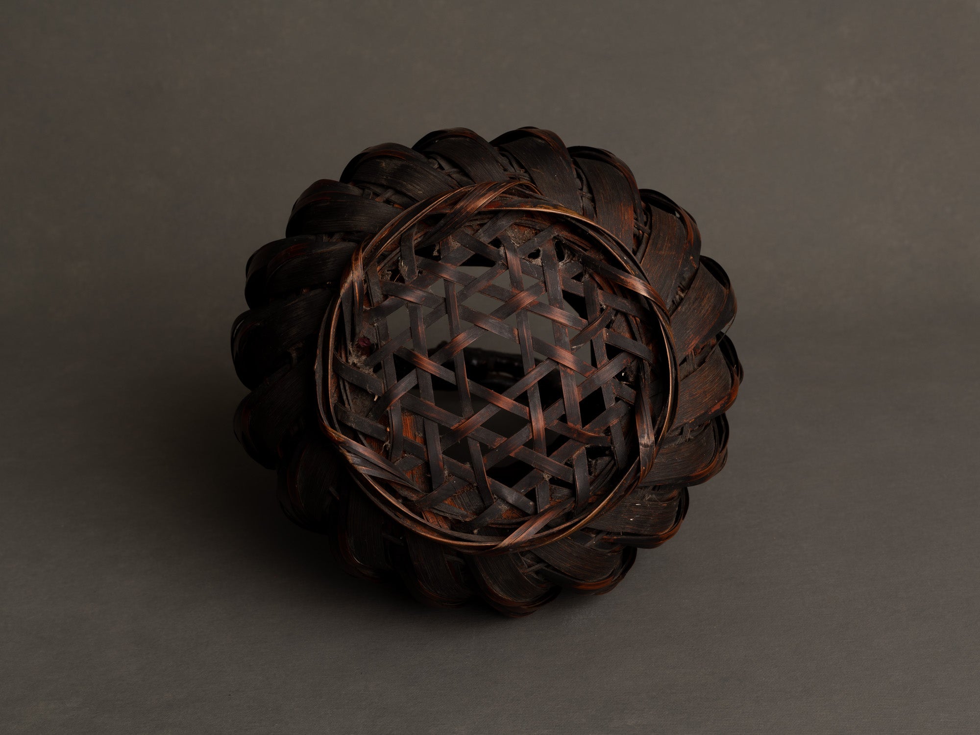 Hanakago, panier boule à anse branchée pour l'ikebana, Japon (Fin ère Meiji à début ère Shōwa)..Hanakago, Ikebana bamboo basket flower vase with wood handle, Japan (Late Meiji era to Early Shōwa era)