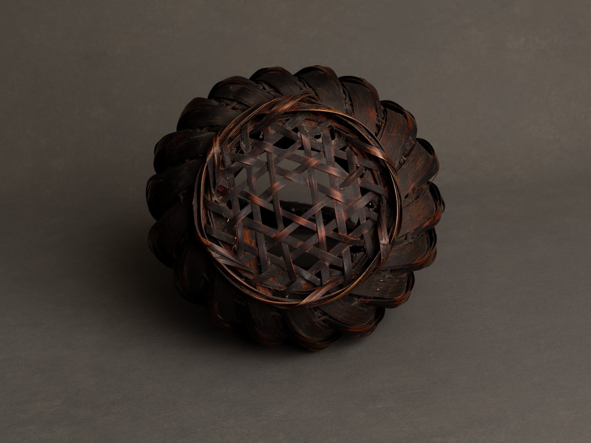 Hanakago, panier boule à anse branchée pour l'ikebana, Japon (Fin ère Meiji à début ère Shōwa)..Hanakago, Ikebana bamboo basket flower vase with wood handle, Japan (Late Meiji era to Early Shōwa era)