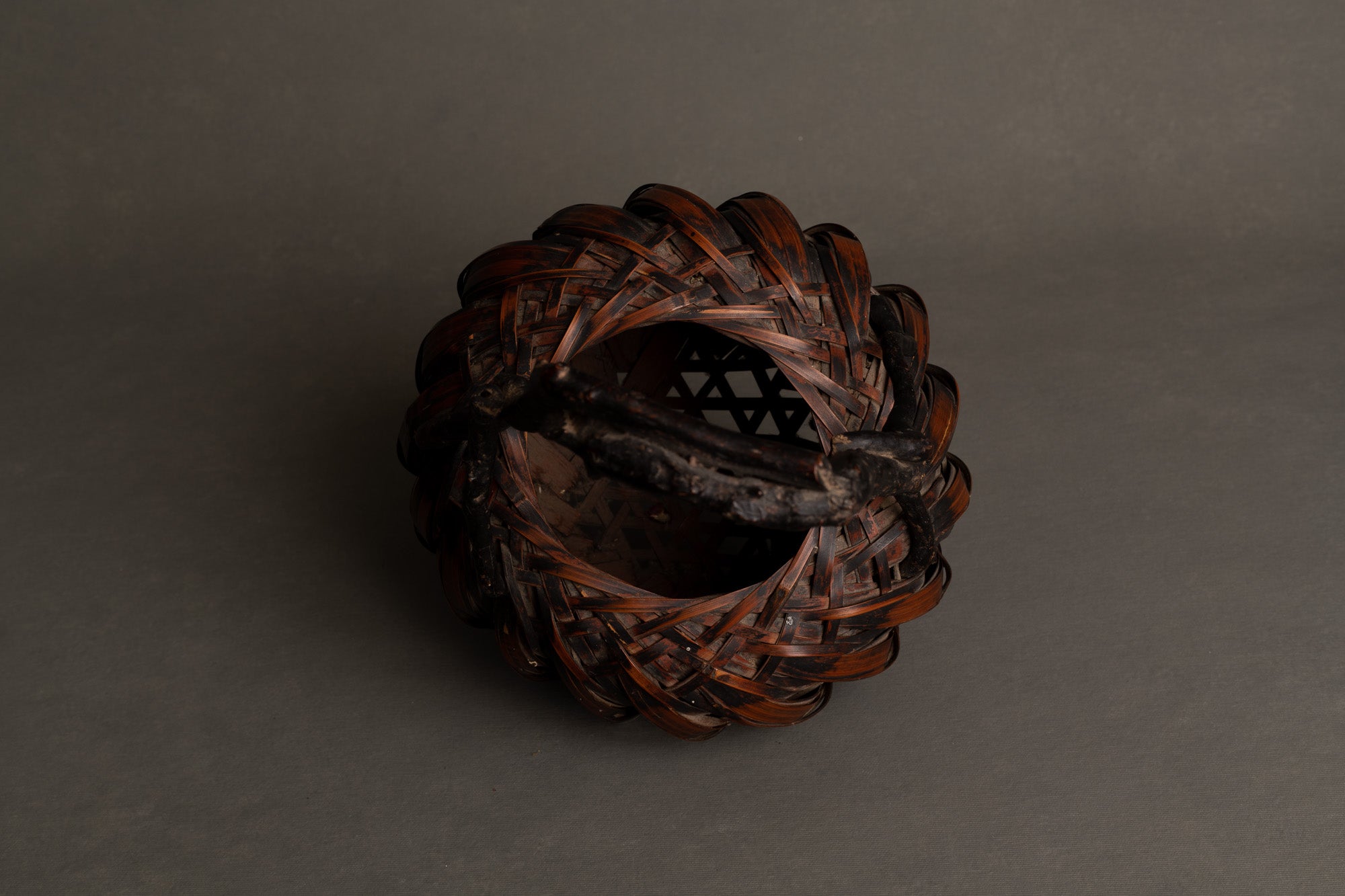 Hanakago, panier boule à anse branchée pour l'ikebana, Japon (Fin ère Meiji à début ère Shōwa)..Hanakago, Ikebana bamboo basket flower vase with wood handle, Japan (Late Meiji era to Early Shōwa era)