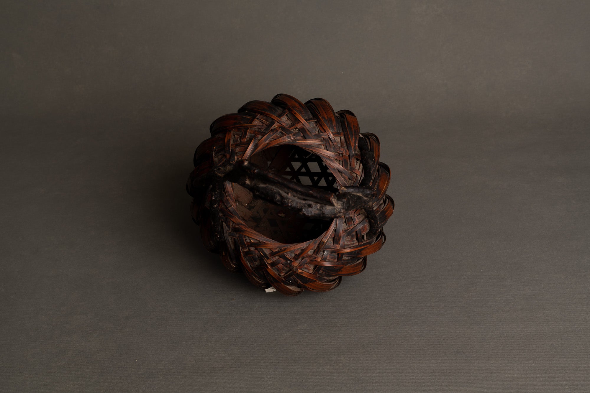 Hanakago, panier boule à anse branchée pour l'ikebana, Japon (Fin ère Meiji à début ère Shōwa)..Hanakago, Ikebana bamboo basket flower vase with wood handle, Japan (Late Meiji era to Early Shōwa era)