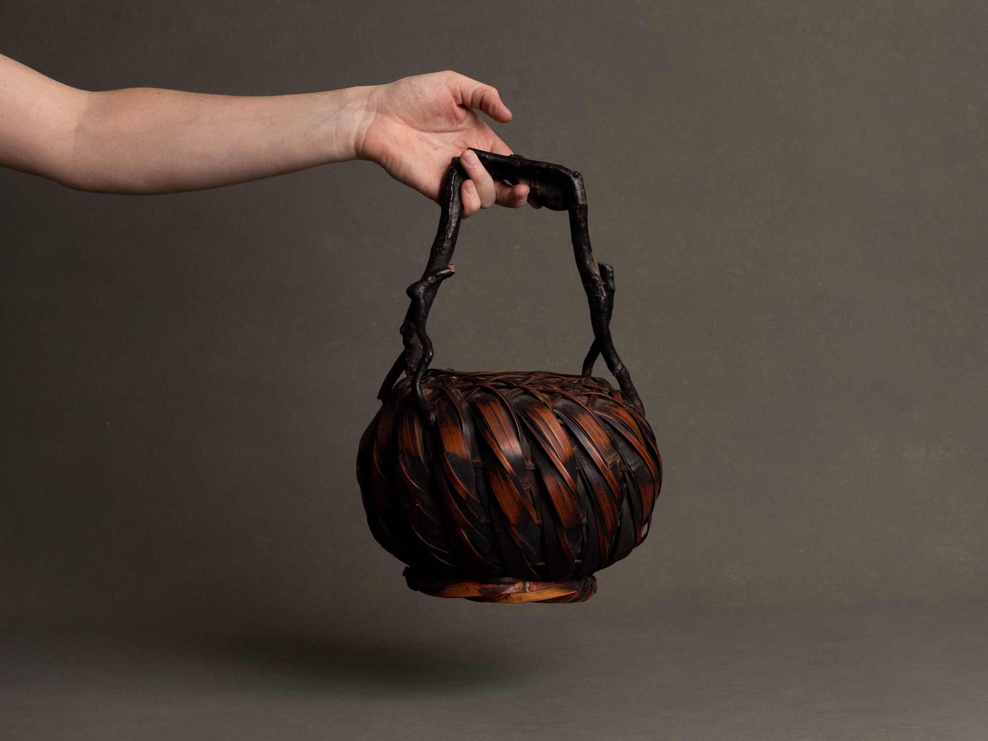 Hanakago, panier boule à anse branchée pour l'ikebana, Japon (Fin ère Meiji à début ère Shōwa)..Hanakago, Ikebana bamboo basket flower vase with wood handle, Japan (Late Meiji era to Early Shōwa era)