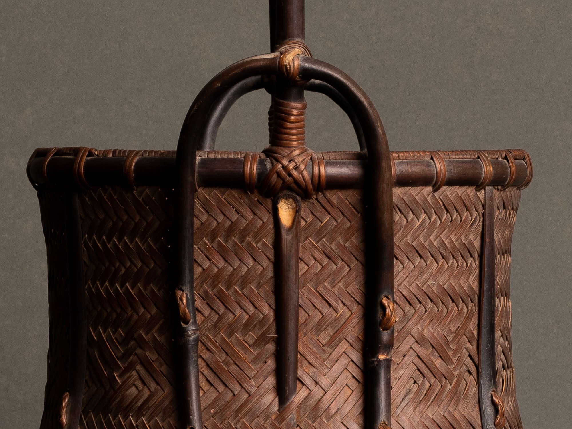 Hanakago, haut panier à anse branchée pour l'ikebana, Japon (Fin ère Meiji / Taishō)..Huge two-tone Hanakago Ikebana bamboo basket with wood handle, Japan (Late Meiji era / Taishō era)