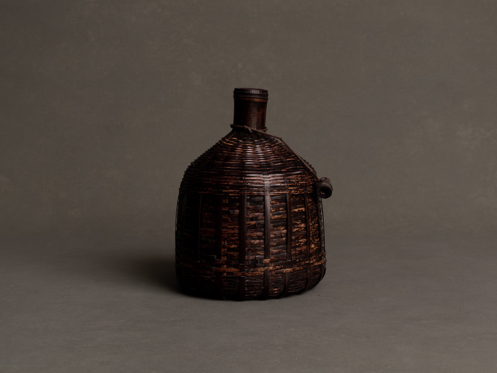 Hanakago, vase bouteille soliflore en vannerie de bambou, Japon (Ère Shōwa)..Hanakago, bottle vase in bamboo basketry, Japan (Shōwa Era)