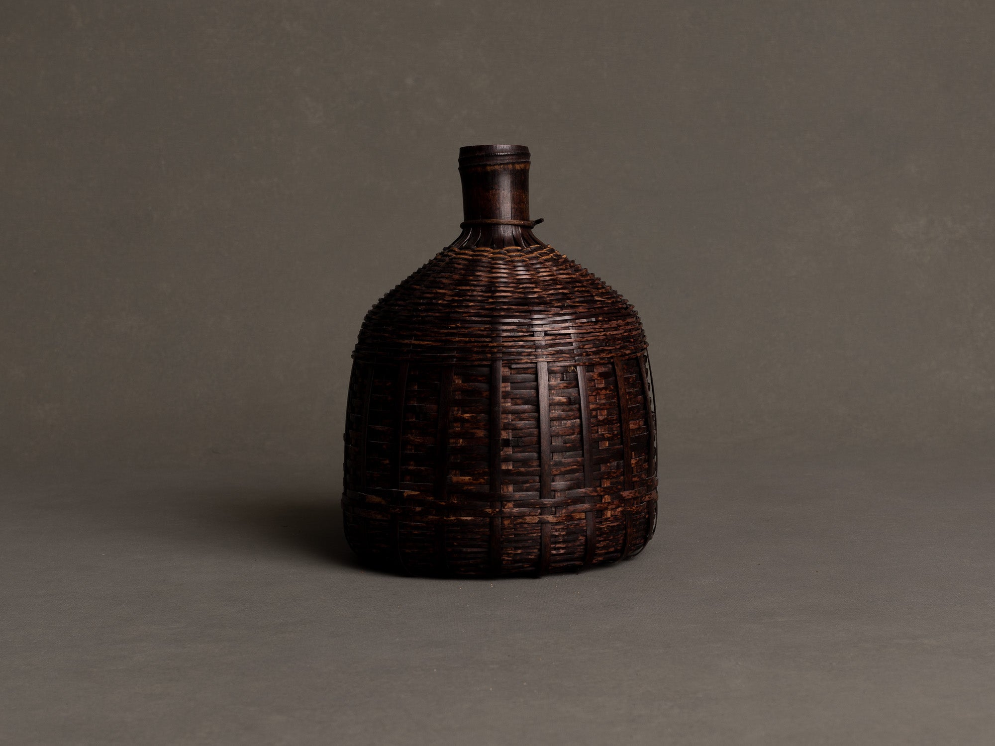 Hanakago, vase bouteille soliflore en vannerie de bambou, Japon (Ère Shōwa)..Hanakago, bottle vase in bamboo basketry, Japan (Shōwa Era)