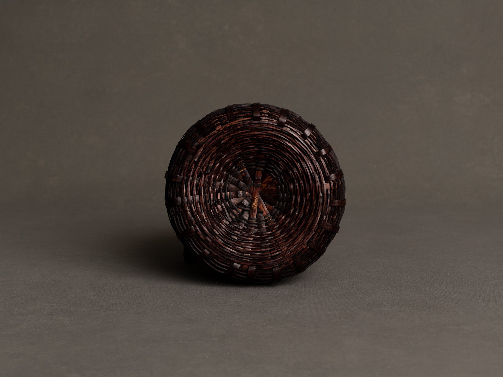 Hanakago, vase bouteille soliflore en vannerie de bambou, Japon (Ère Shōwa)..Hanakago, bottle vase in bamboo basketry, Japan (Shōwa Era)