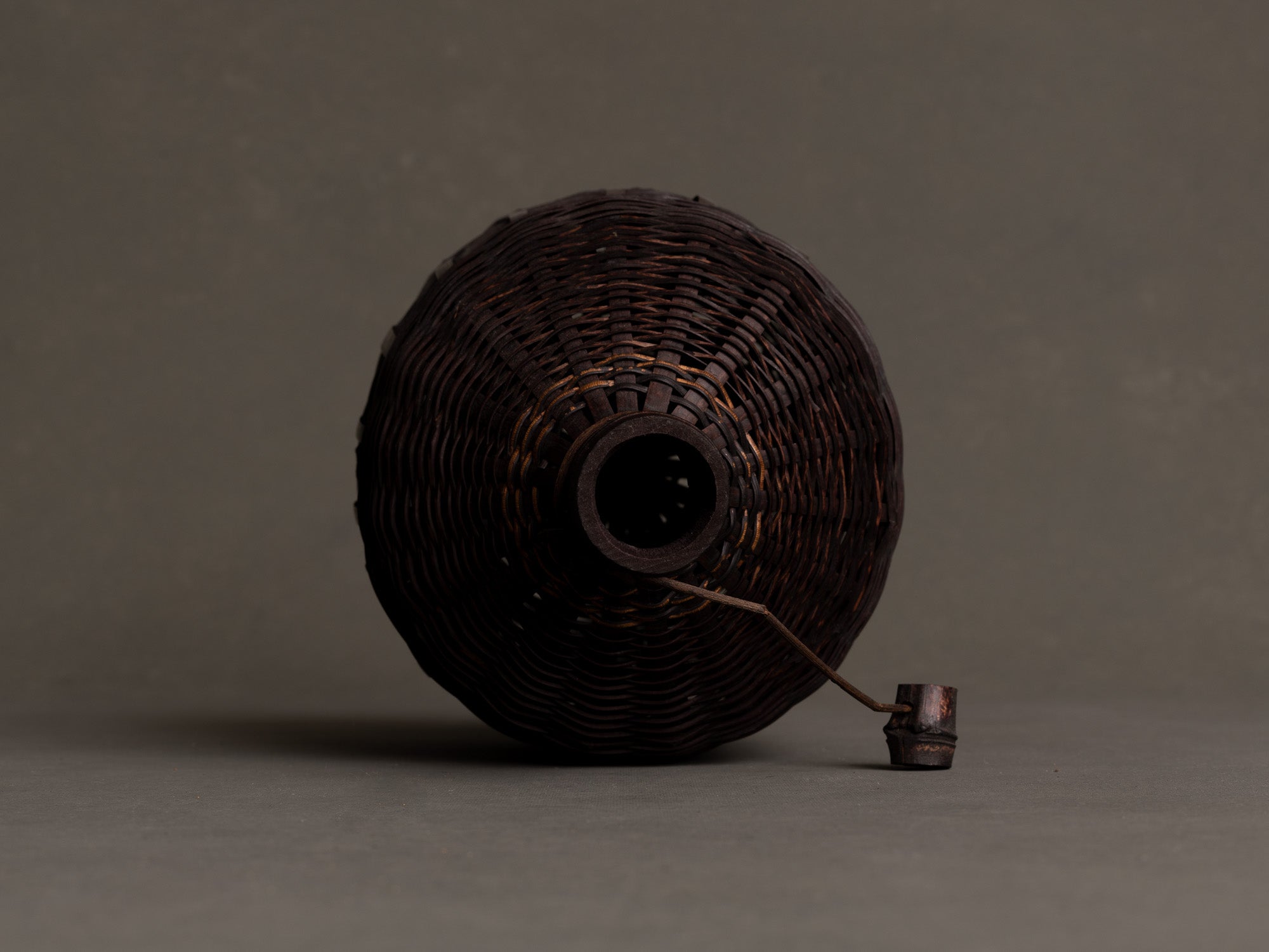 Hanakago, vase bouteille soliflore en vannerie de bambou, Japon (Ère Shōwa)..Hanakago, bottle vase in bamboo basketry, Japan (Shōwa Era)