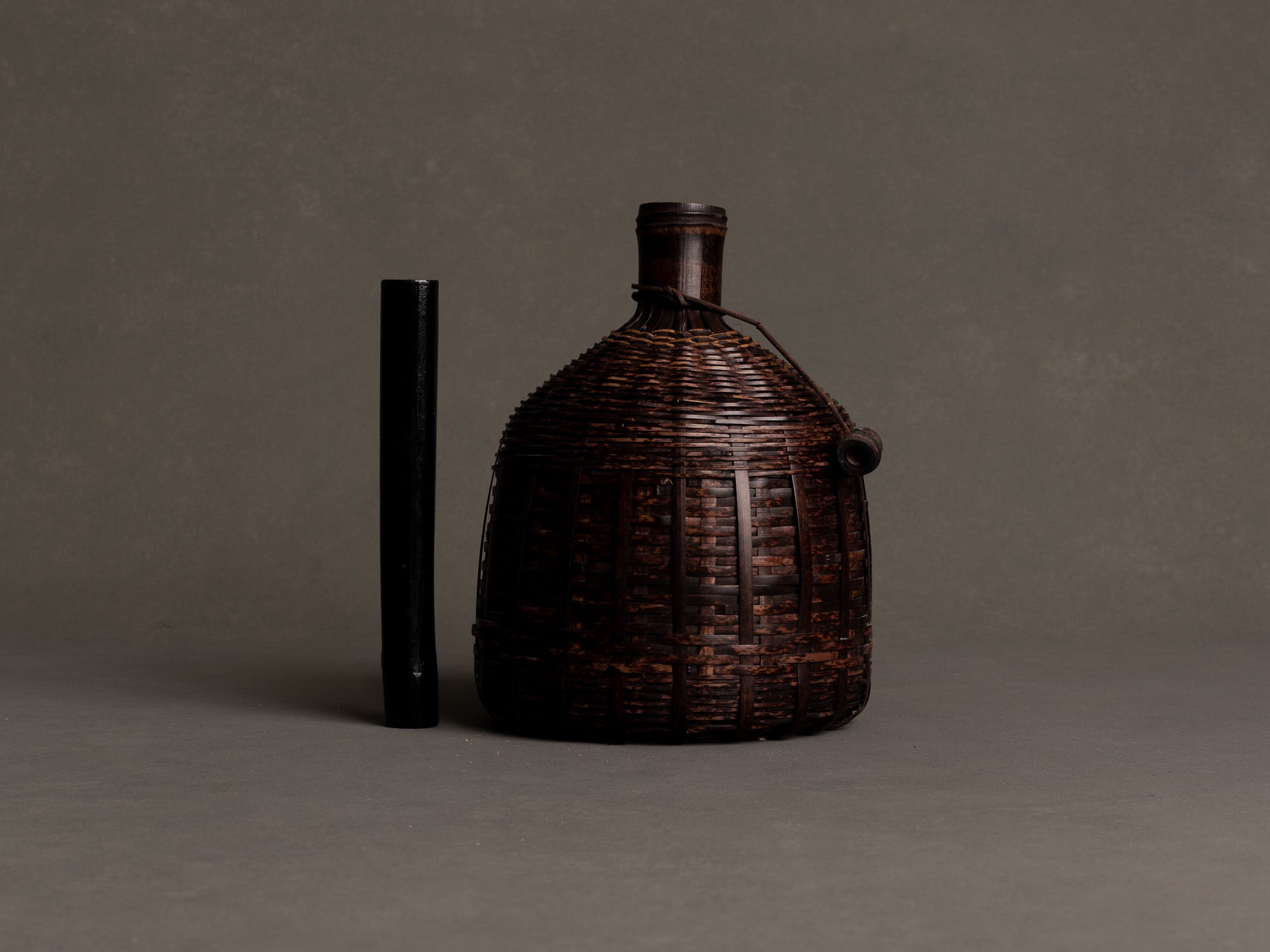Hanakago, vase bouteille soliflore en vannerie de bambou, Japon (Ère Shōwa)..Hanakago, bottle vase in bamboo basketry, Japan (Shōwa Era)