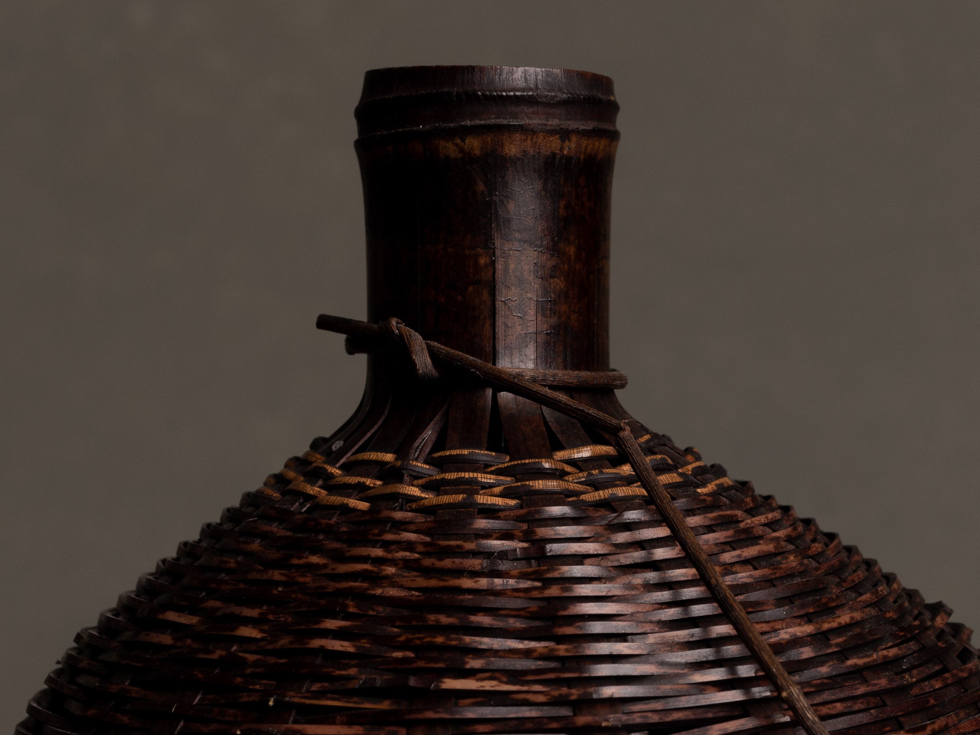 Hanakago, vase bouteille soliflore en vannerie de bambou, Japon (Ère Shōwa)..Hanakago, bottle vase in bamboo basketry, Japan (Shōwa Era)
