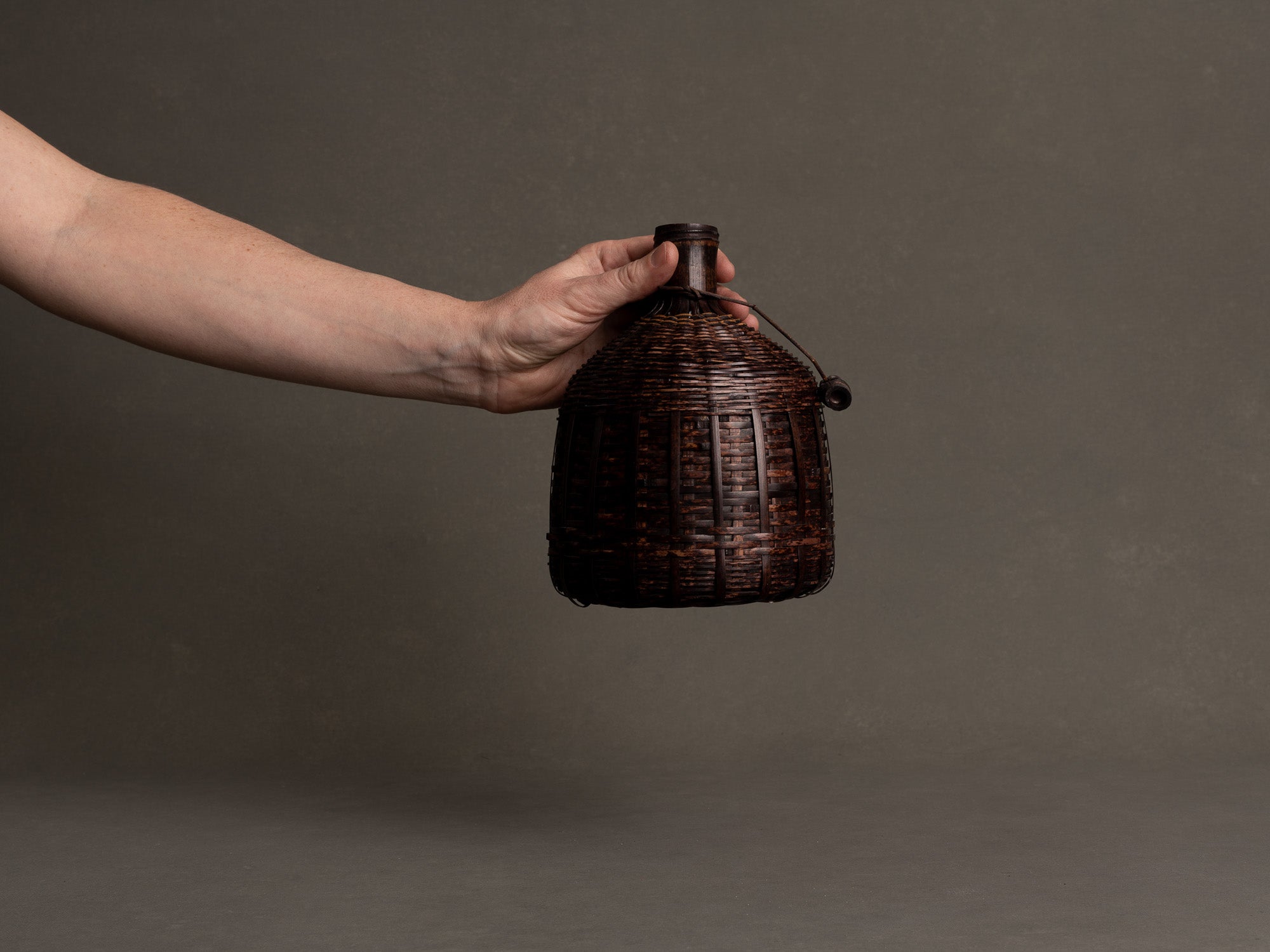 Hanakago, vase bouteille soliflore en vannerie de bambou, Japon (Ère Shōwa)..Hanakago, bottle vase in bamboo basketry, Japan (Shōwa Era)