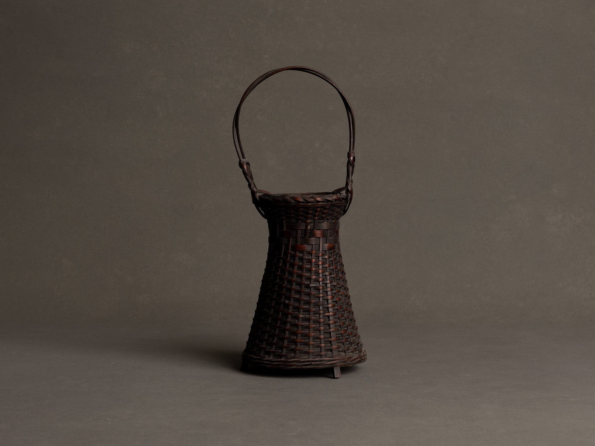 Petit panier hanakago, vase cornet à anse en bambou pour l'ikebana, Japon (Ère Taishō/ début de l'Ère Shōwa)..Hanakago, bamboo diabolo shaped handled vase for ikebana, Japan (Taishō era/ early Shōwa era)