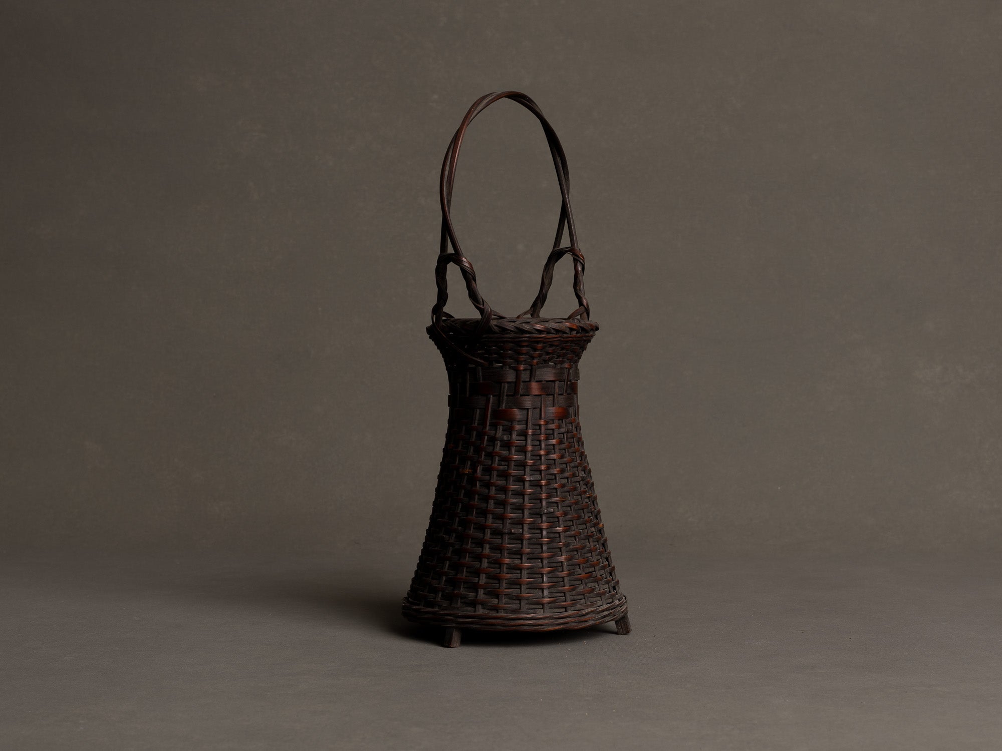 Petit panier hanakago, vase cornet à anse en bambou pour l'ikebana, Japon (Ère Taishō/ début de l'Ère Shōwa)..Hanakago, bamboo diabolo shaped handled vase for ikebana, Japan (Taishō era/ early Shōwa era)