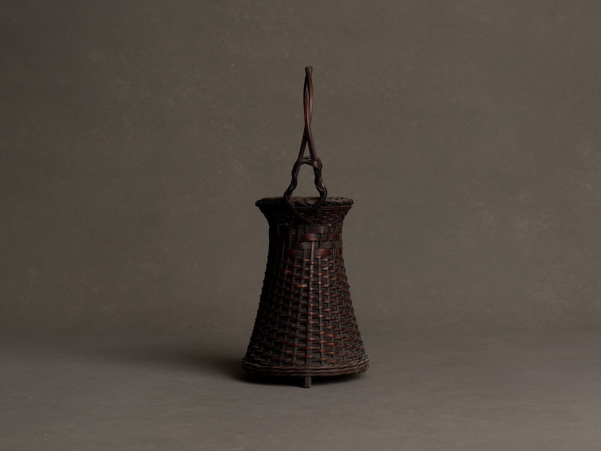 Petit panier hanakago, vase cornet à anse en bambou pour l'ikebana, Japon (Ère Taishō/ début de l'Ère Shōwa)..Hanakago, bamboo diabolo shaped handled vase for ikebana, Japan (Taishō era/ early Shōwa era)