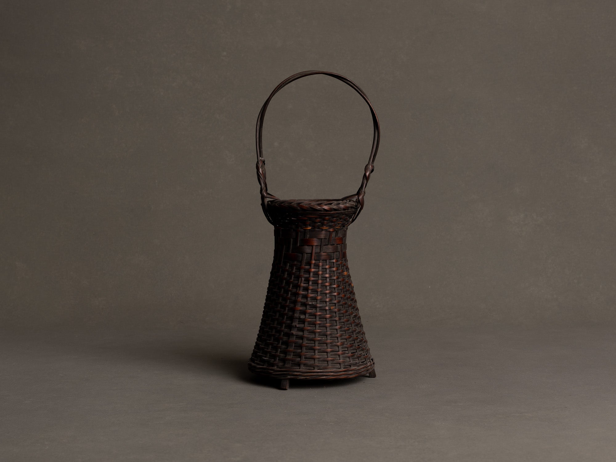 Petit panier hanakago, vase cornet à anse en bambou pour l'ikebana, Japon (Ère Taishō/ début de l'Ère Shōwa)..Hanakago, bamboo diabolo shaped handled vase for ikebana, Japan (Taishō era/ early Shōwa era)