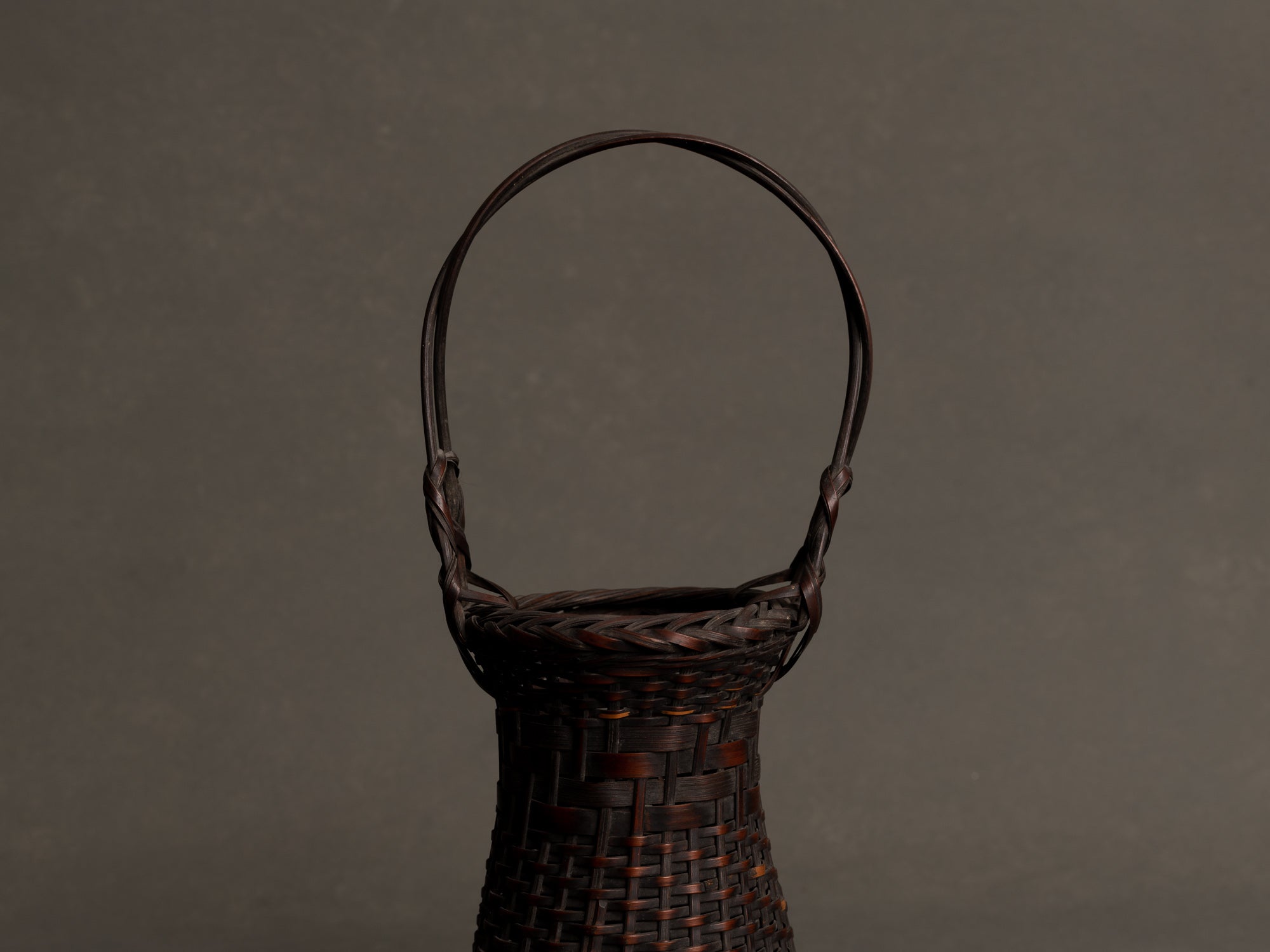 Petit panier hanakago, vase cornet à anse en bambou pour l'ikebana, Japon (Ère Taishō/ début de l'Ère Shōwa)..Hanakago, bamboo diabolo shaped handled vase for ikebana, Japan (Taishō era/ early Shōwa era)