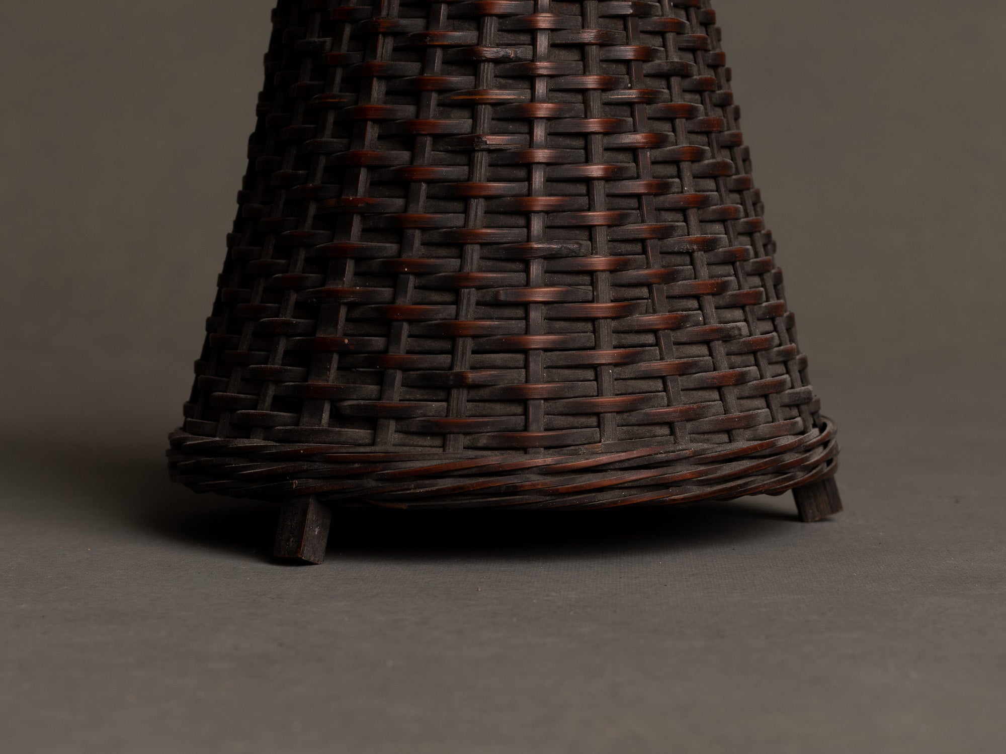 Petit panier hanakago, vase cornet à anse en bambou pour l'ikebana, Japon (Ère Taishō/ début de l'Ère Shōwa)..Hanakago, bamboo diabolo shaped handled vase for ikebana, Japan (Taishō era/ early Shōwa era)