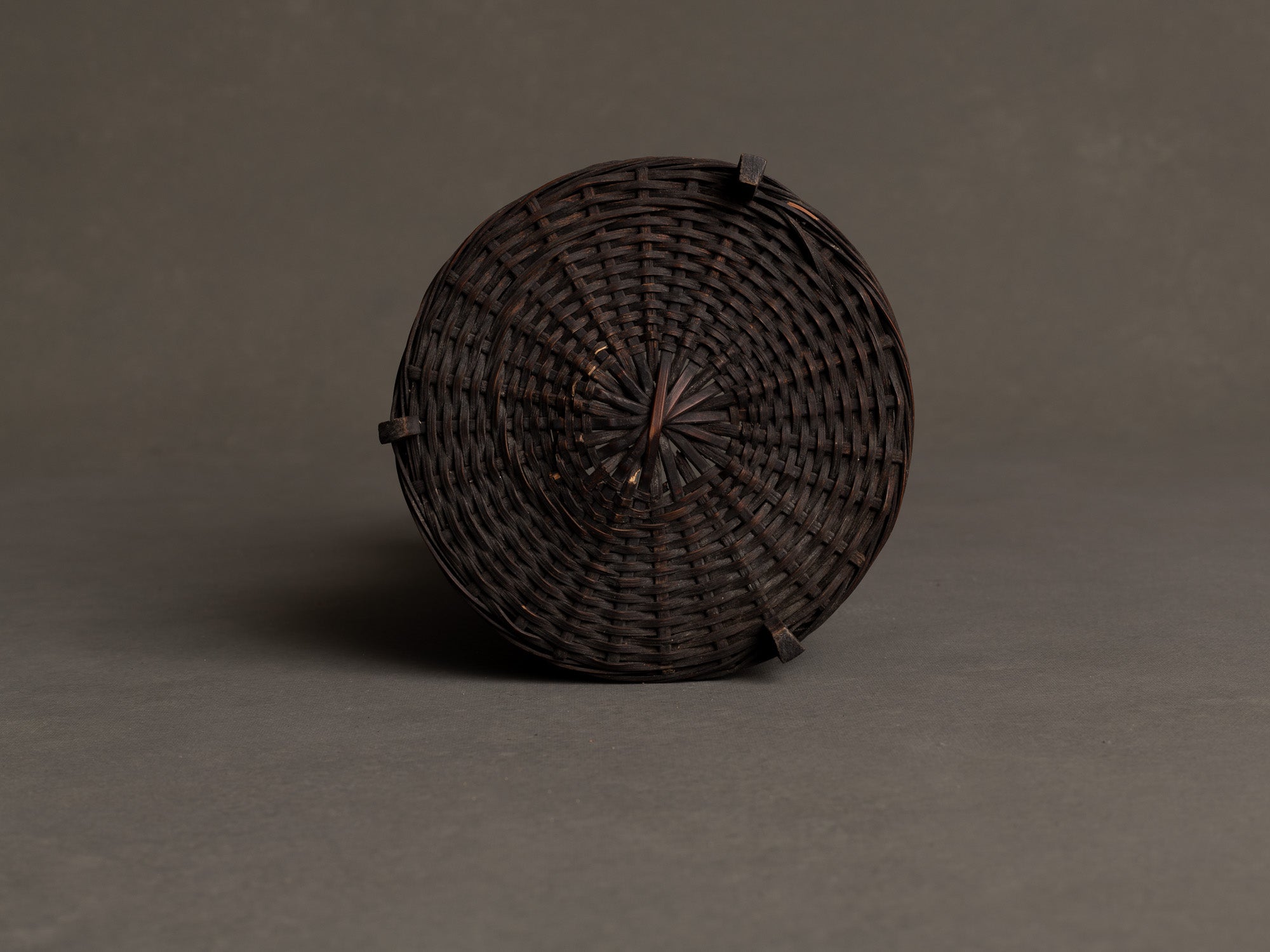 Petit panier hanakago, vase cornet à anse en bambou pour l'ikebana, Japon (Ère Taishō/ début de l'Ère Shōwa)..Hanakago, bamboo diabolo shaped handled vase for ikebana, Japan (Taishō era/ early Shōwa era)