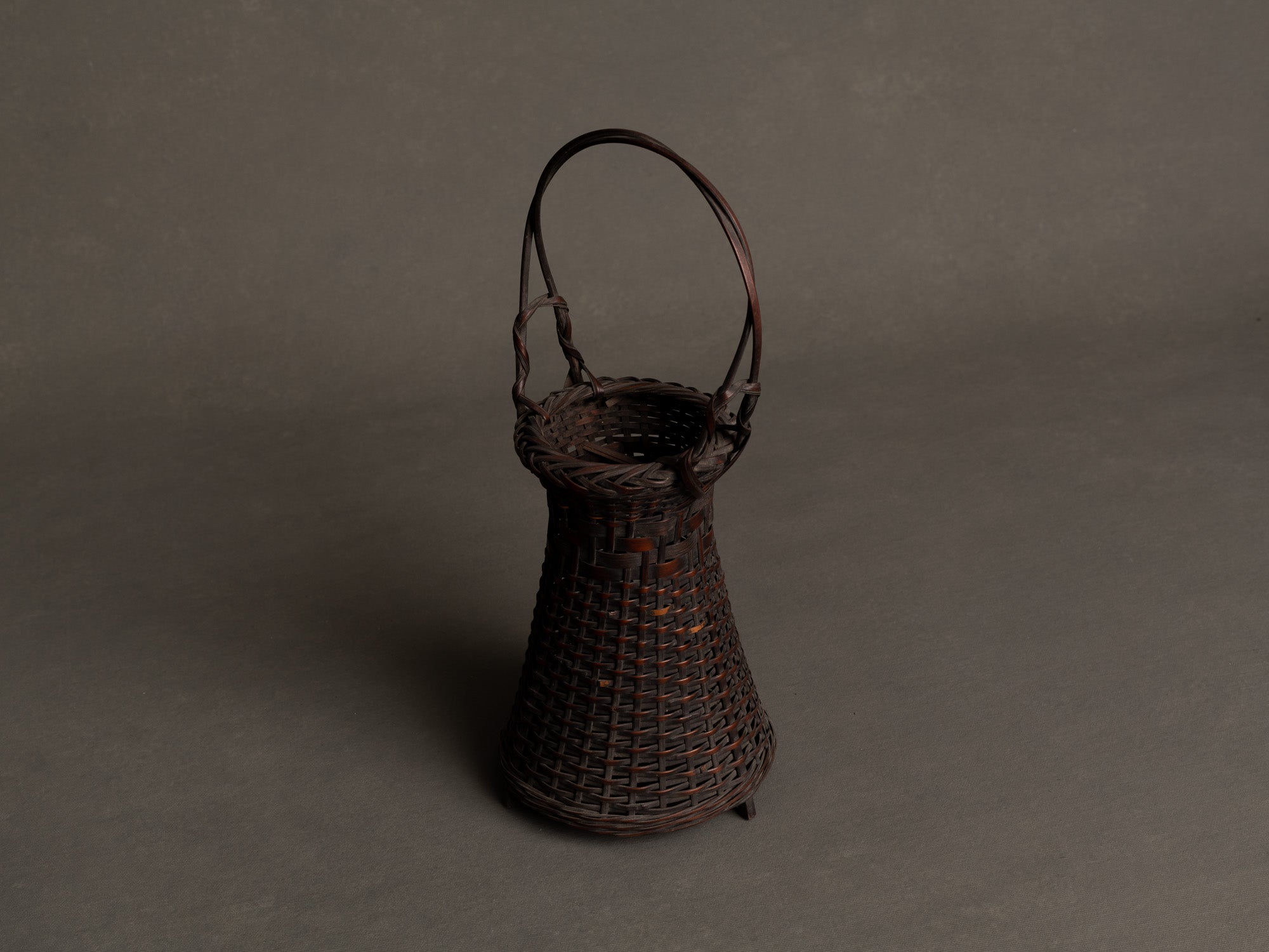 Petit panier hanakago, vase cornet à anse en bambou pour l'ikebana, Japon (Ère Taishō/ début de l'Ère Shōwa)..Hanakago, bamboo diabolo shaped handled vase for ikebana, Japan (Taishō era/ early Shōwa era)
