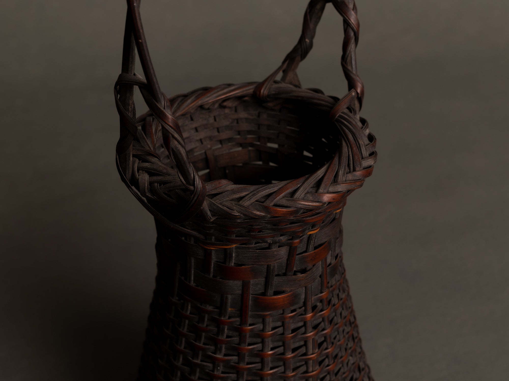 Petit panier hanakago, vase cornet à anse en bambou pour l'ikebana, Japon (Ère Taishō/ début de l'Ère Shōwa)..Hanakago, bamboo diabolo shaped handled vase for ikebana, Japan (Taishō era/ early Shōwa era)
