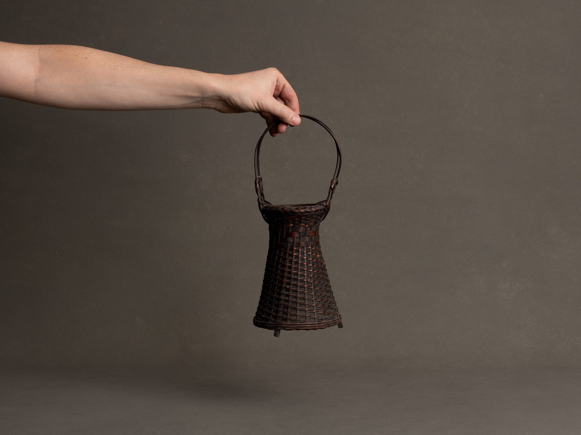Petit panier hanakago, vase cornet à anse en bambou pour l'ikebana, Japon (Ère Taishō/ début de l'Ère Shōwa)..Hanakago, bamboo diabolo shaped handled vase for ikebana, Japan (Taishō era/ early Shōwa era)