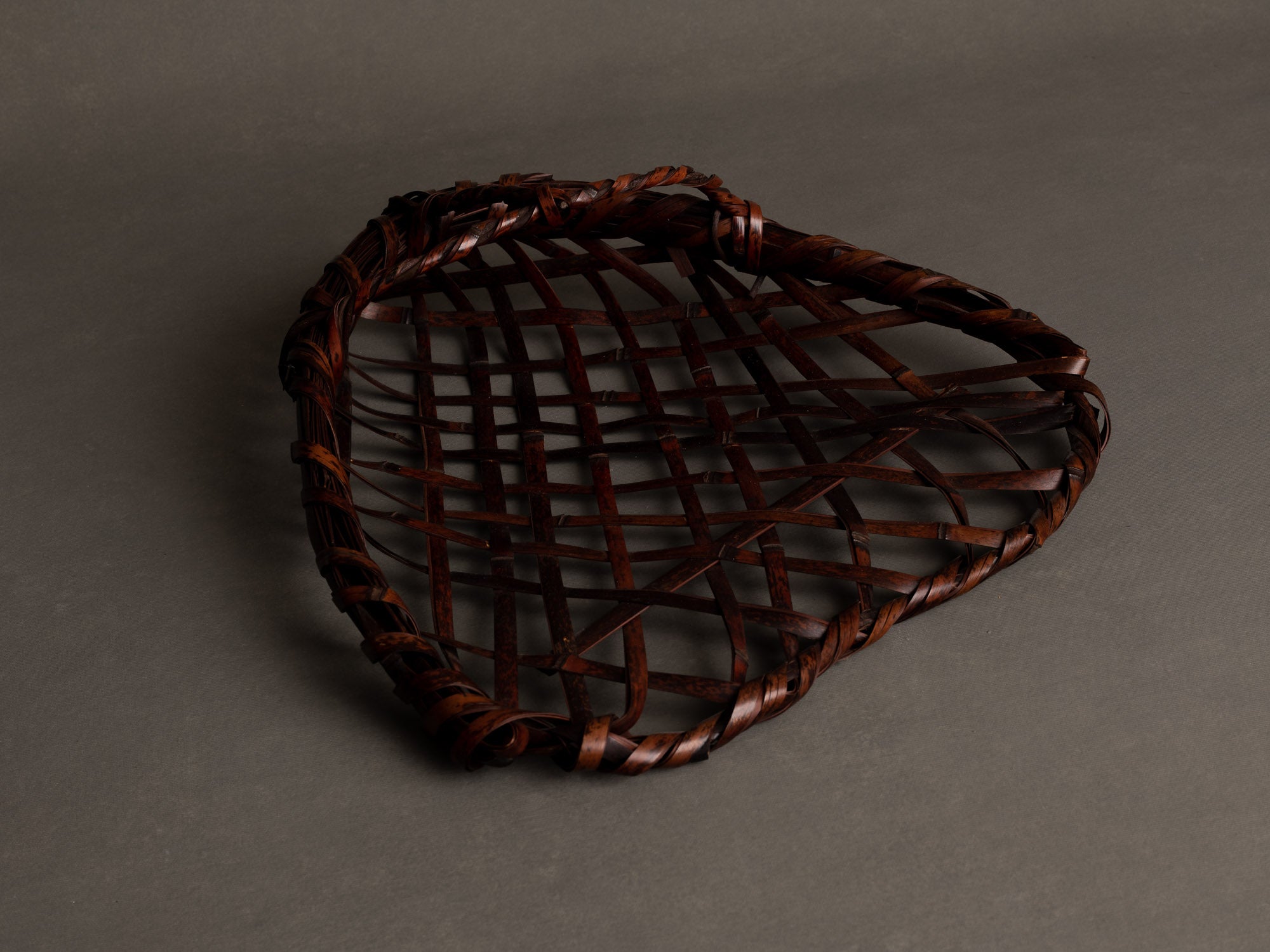 Corbeille à anse pour l'ikebana en forme de cœur, Japon (Ère Shōwa)..Flower Basket stand for ikebana, heart shaped with handle, Japan (Shōwa era)
