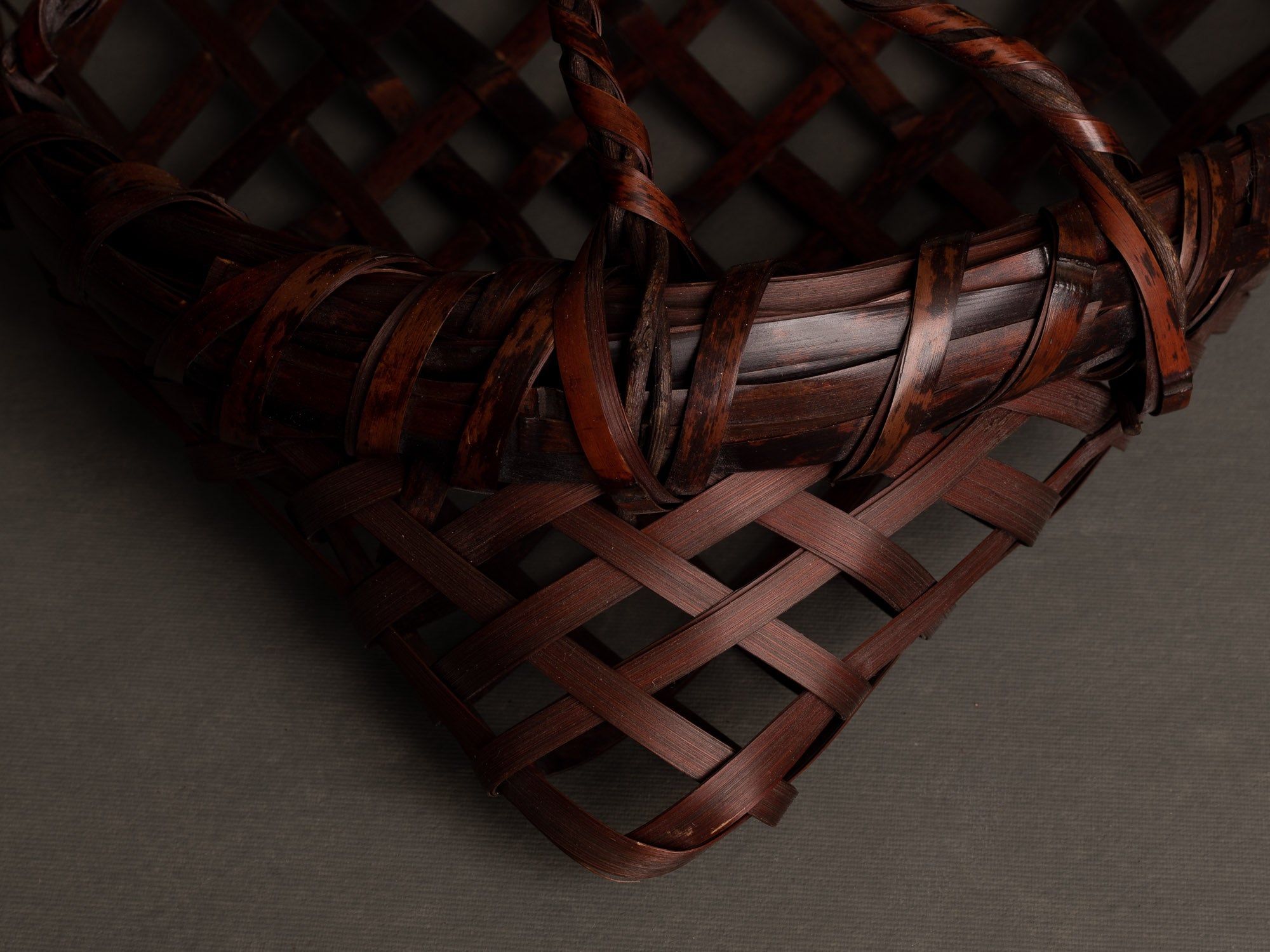 Corbeille à anse pour l'ikebana en forme de cœur, Japon (Ère Shōwa)..Flower Basket stand for ikebana, heart shaped with handle, Japan (Shōwa era)