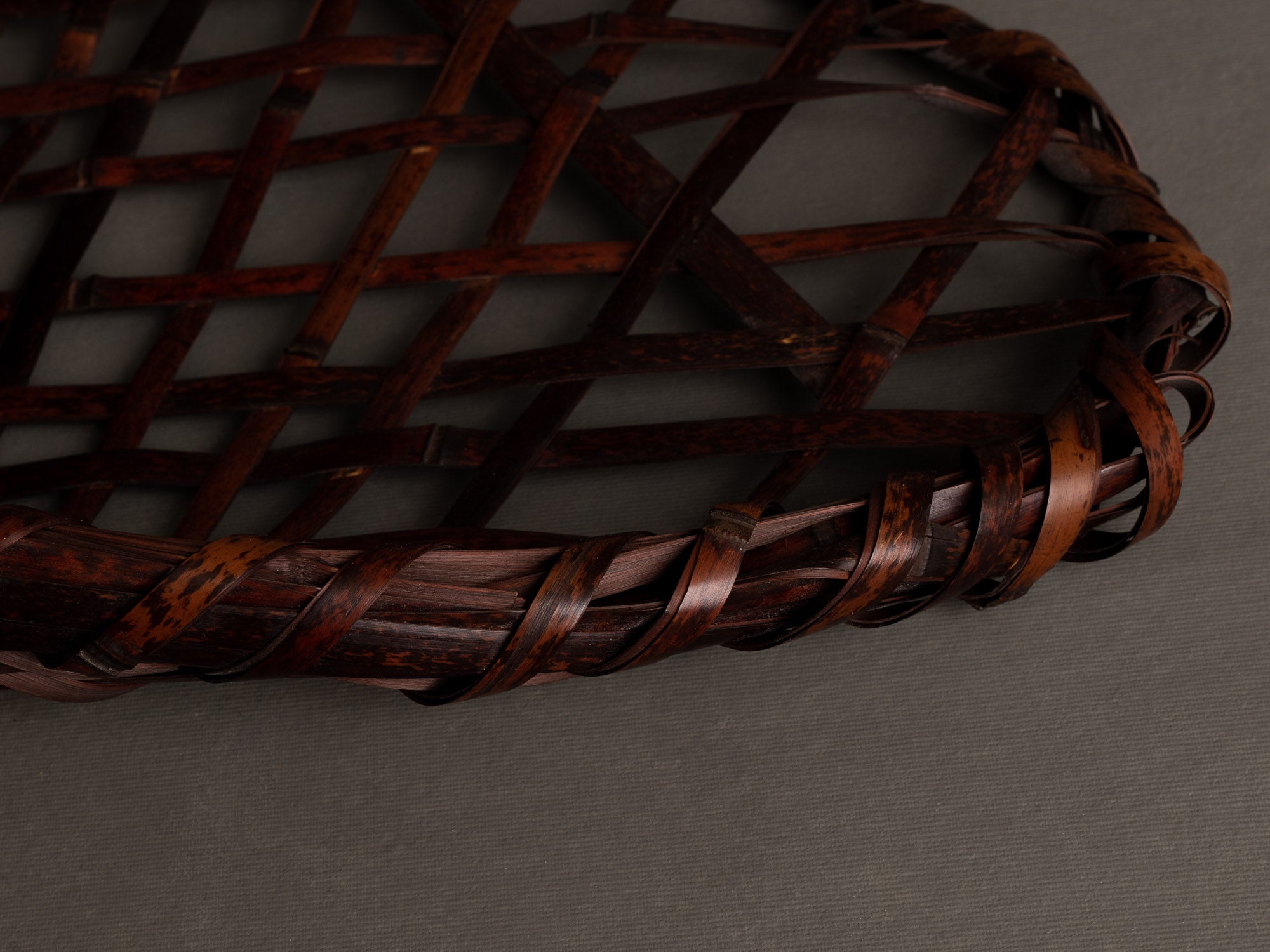 Corbeille à anse pour l'ikebana en forme de cœur, Japon (Ère Shōwa)..Flower Basket stand for ikebana, heart shaped with handle, Japan (Shōwa era)