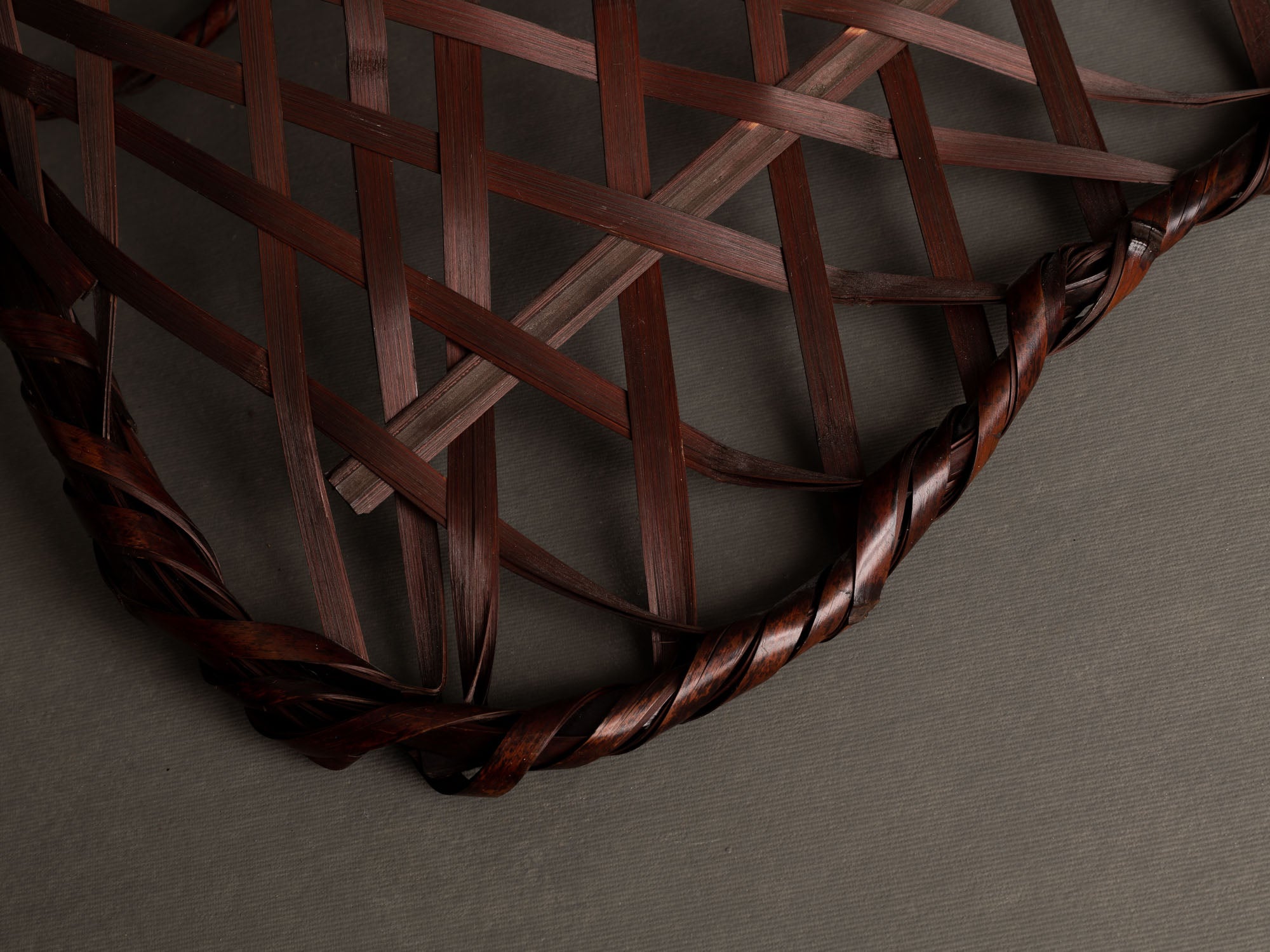 Corbeille à anse pour l'ikebana en forme de cœur, Japon (Ère Shōwa)..Flower Basket stand for ikebana, heart shaped with handle, Japan (Shōwa era)
