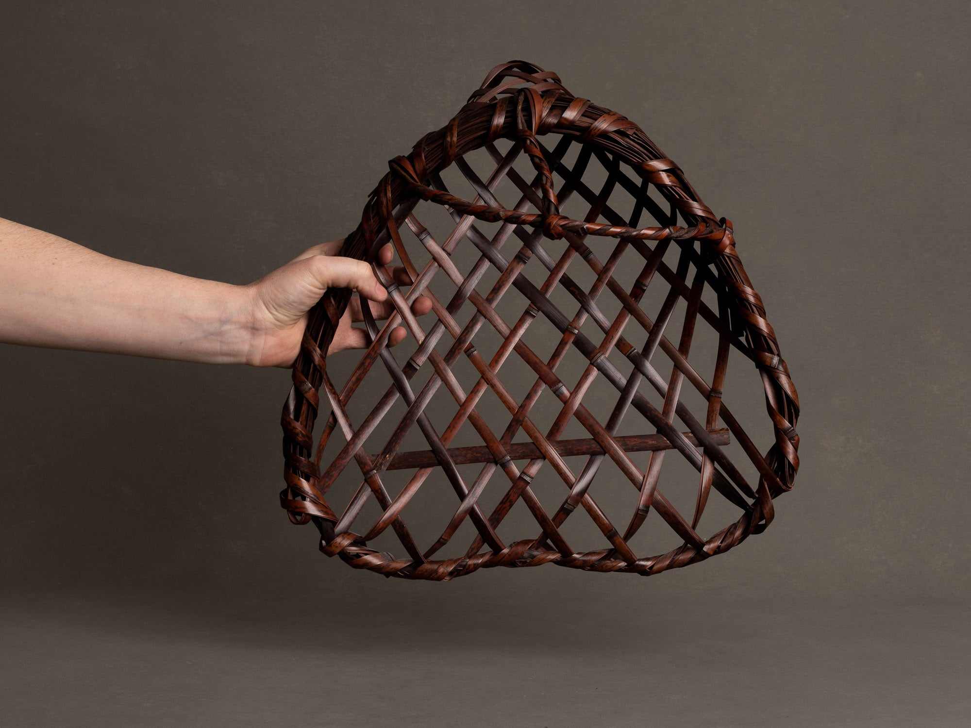 Corbeille à anse pour l'ikebana en forme de cœur, Japon (Ère Shōwa)..Flower Basket stand for ikebana, heart shaped with handle, Japan (Shōwa era)